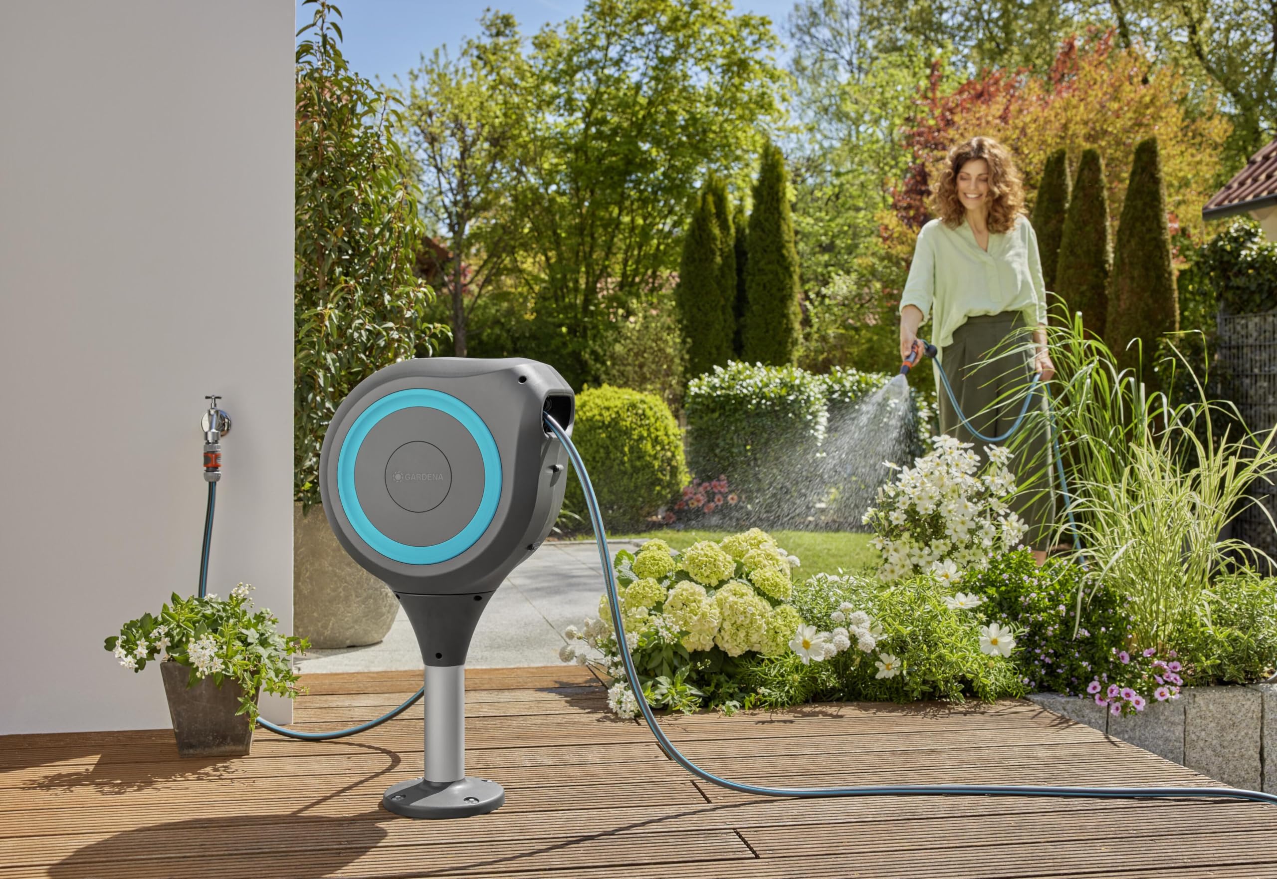 2025 Gardena RollUp M terrasseslangeboks: Vejrbestandig boks med RollUp-teknologi og 20 m slange. Vanding af mellemstore haver med terrasser. Automatisk oprulning. Turkis (18615-20)