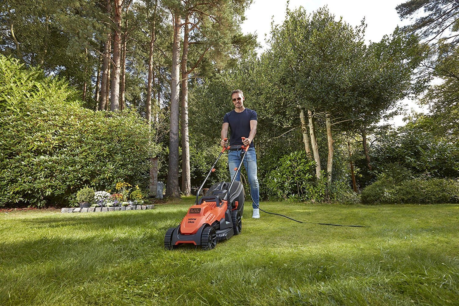 BLACK+DECKER Fahrrad-Rasenmäher, 1600 W, 38 cm Schnittbreite, E-Antrieb, EdgeMax und SoftTouch, 6 Schnitthöhen, 45-Liter-Fangbehälter, BEMW471BH