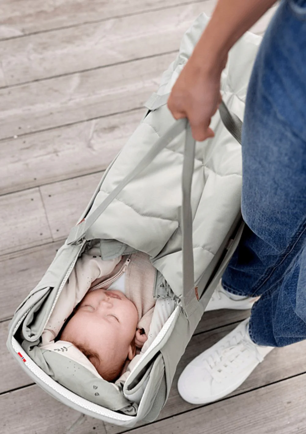 Babytrage „Carry Me“ (Modelljahr 2025), Farbe: Nebelgrün-Creme