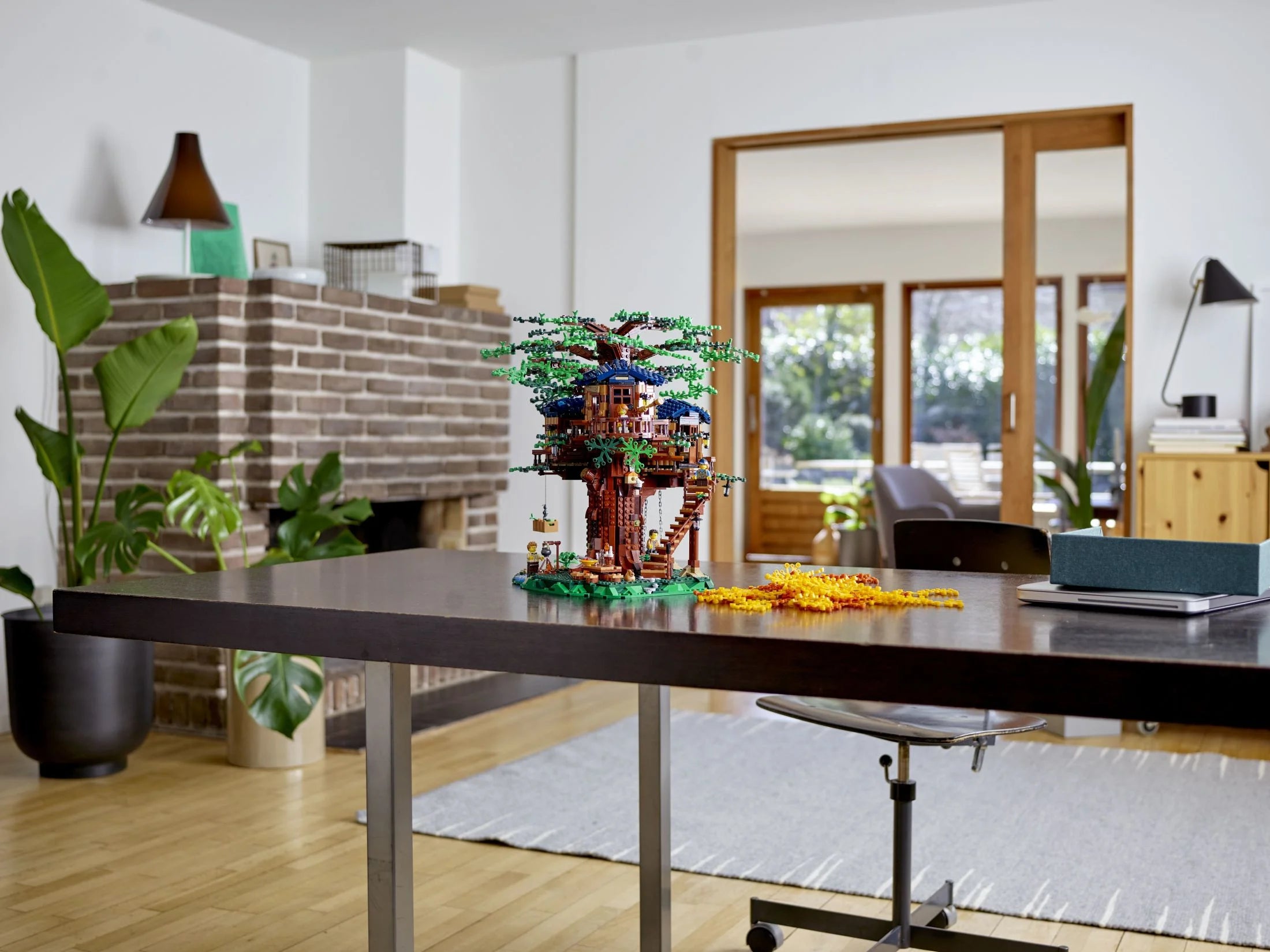 LEGO Ideas Baumhaus 21318 – Bauset für Kinder ab 16 Jahren mit 3 Hütten, austauschbaren Blättern, Minifiguren und Vogelfigur