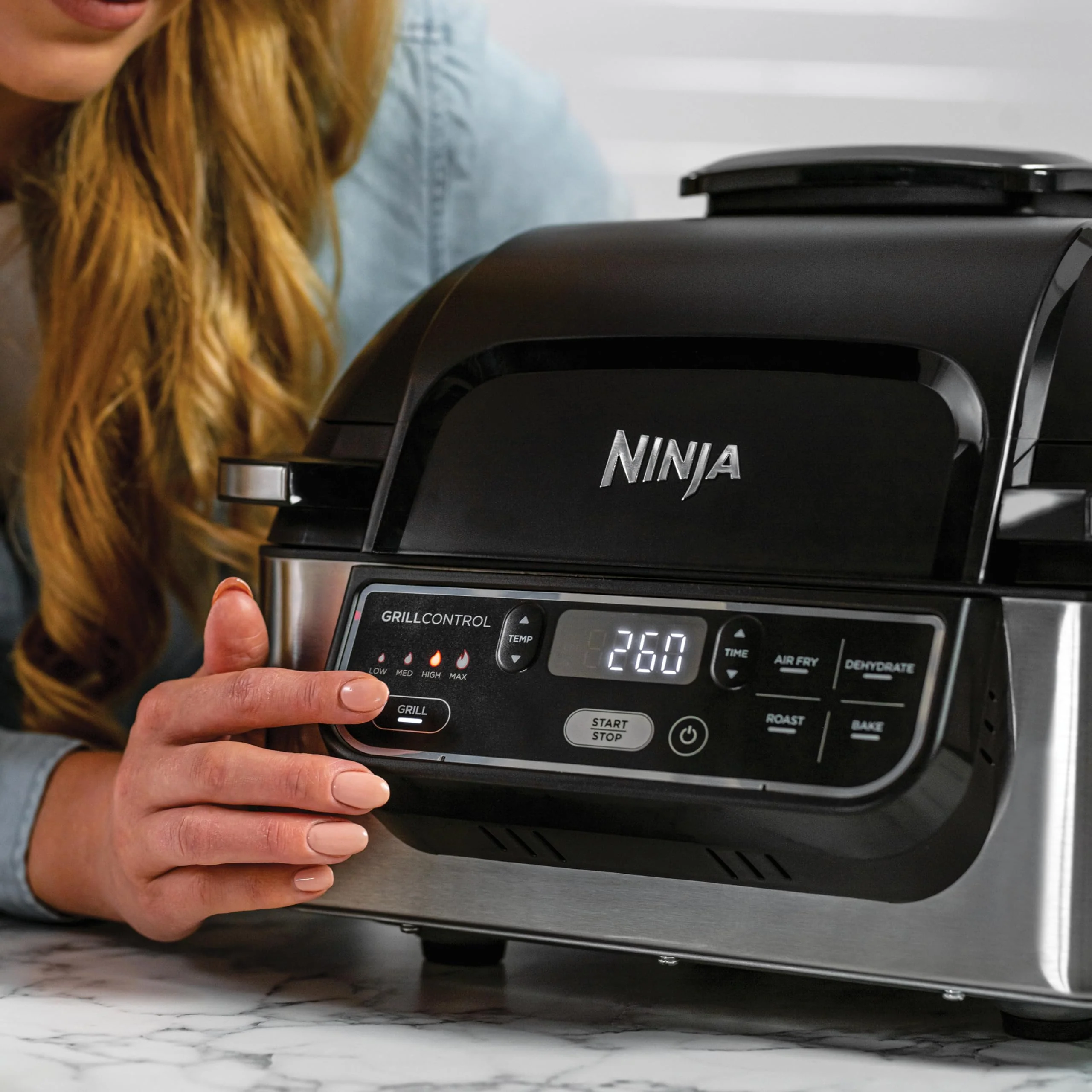 Ninja Foodi Grill & Airfryer (Modelljahr 2025). 5,7-Liter-Heißluftfritteuse. Spülmaschinenfeste Teile. 5-in-1-Gerät. Schwarz/Silber AG301EU