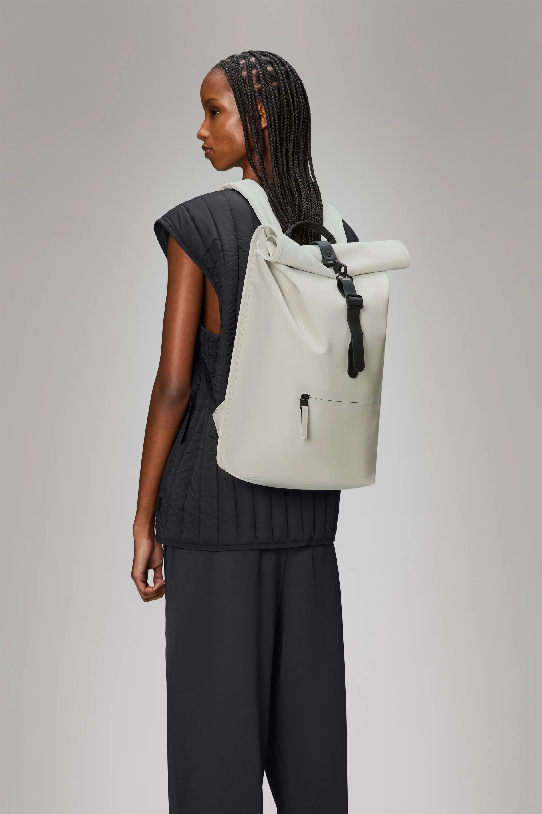 2025 Rolltop-rygsæk – Vandtæt urban rygsæk med roll-top-lukning. Siderum til laptop og sikker brystrem