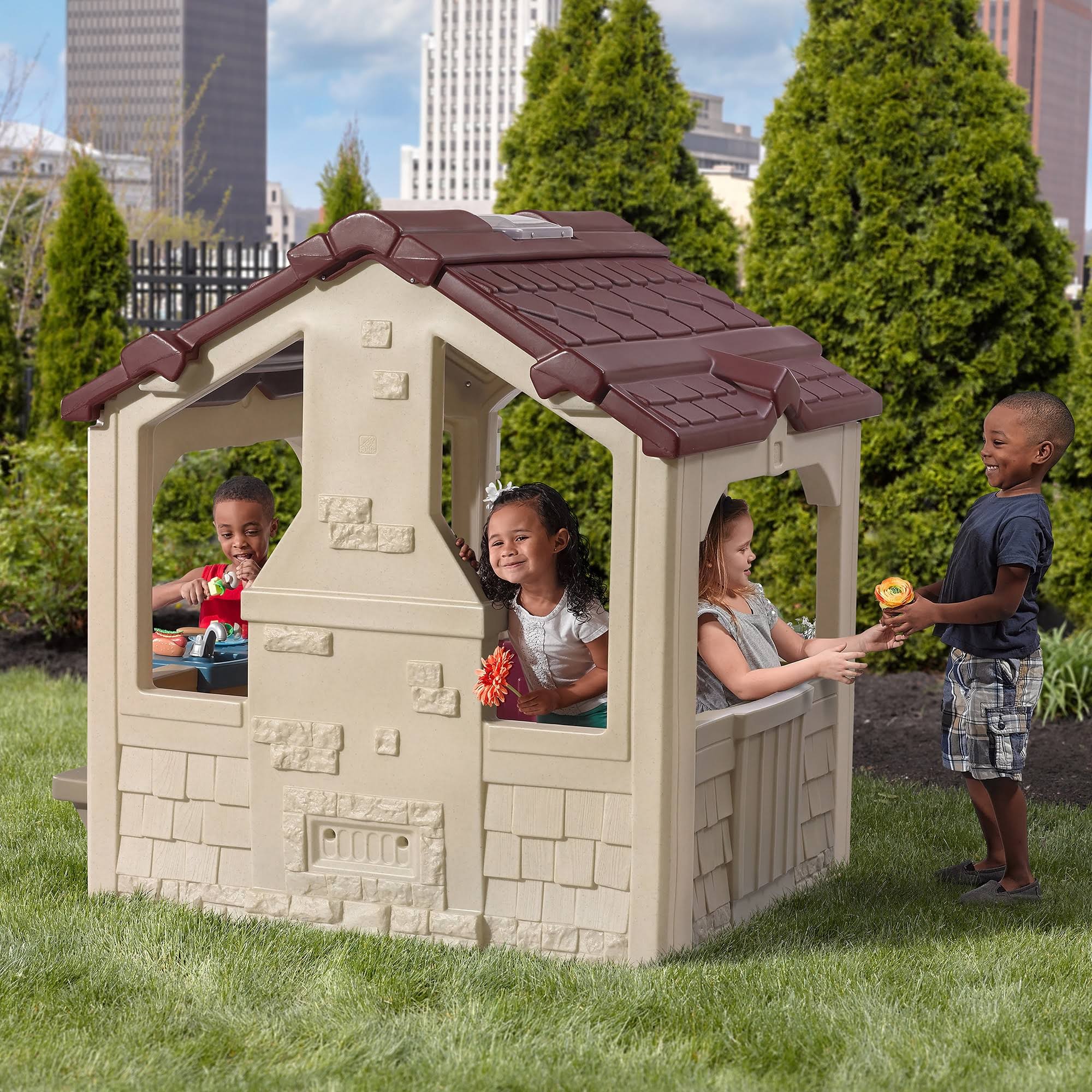 2025 Trin 2 Charmerende sommerhus – Legehytte til børn med køkken og pejs