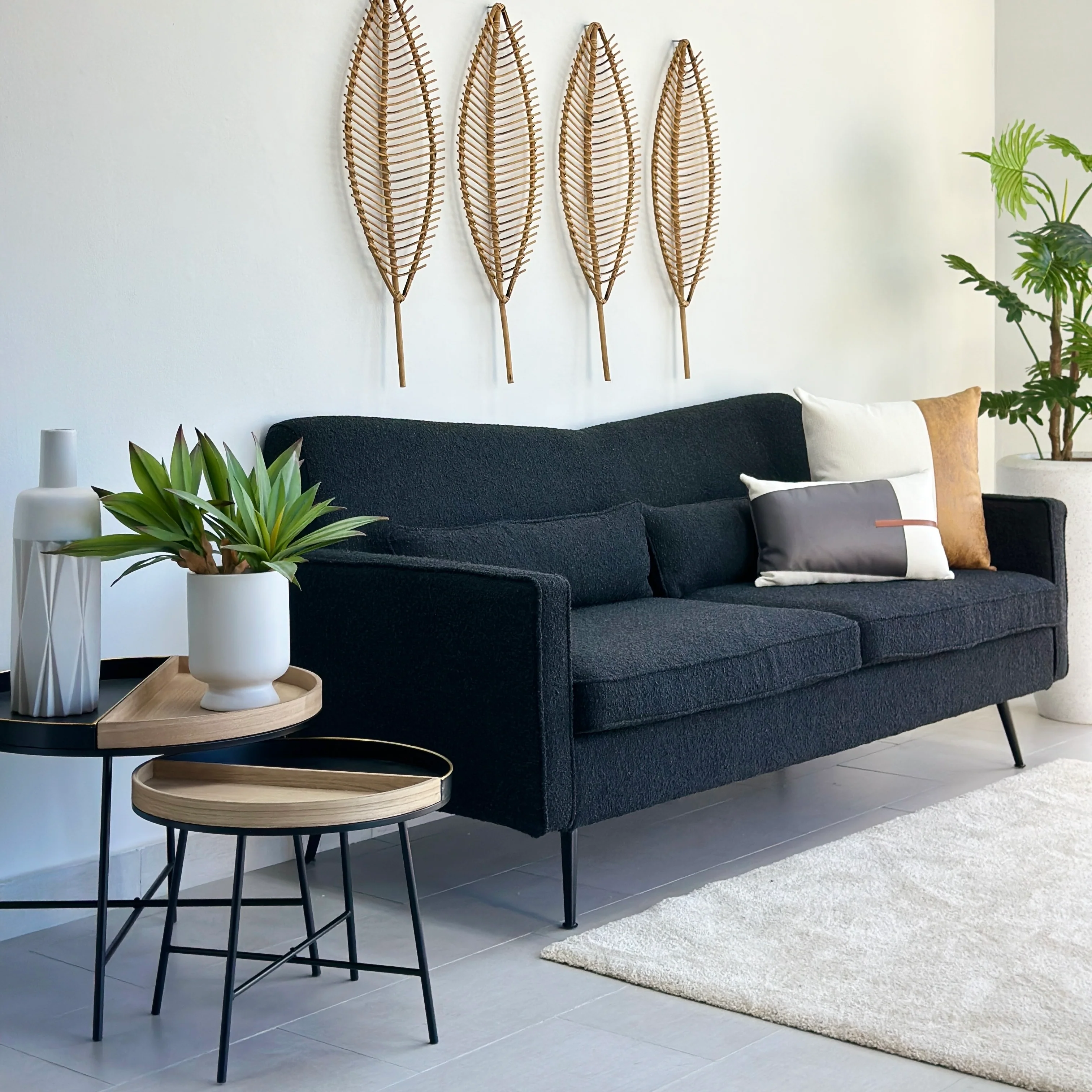 V-förmiges Sofa aus schwarzem Stoff