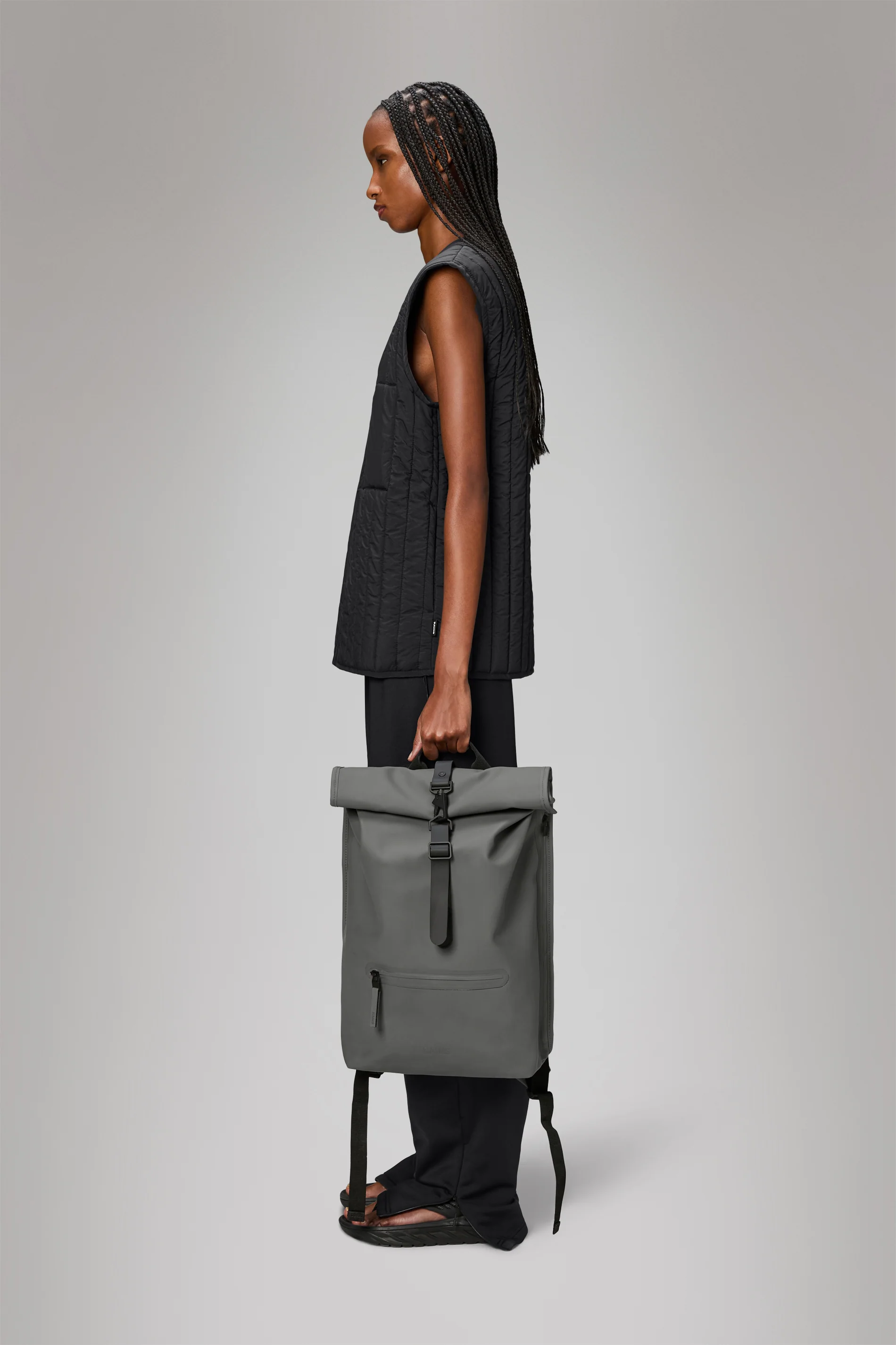 2025 Rolltop-rygsæk – Vandtæt urban rygsæk med roll-top-lukning. Siderum til laptop og sikker brystrem