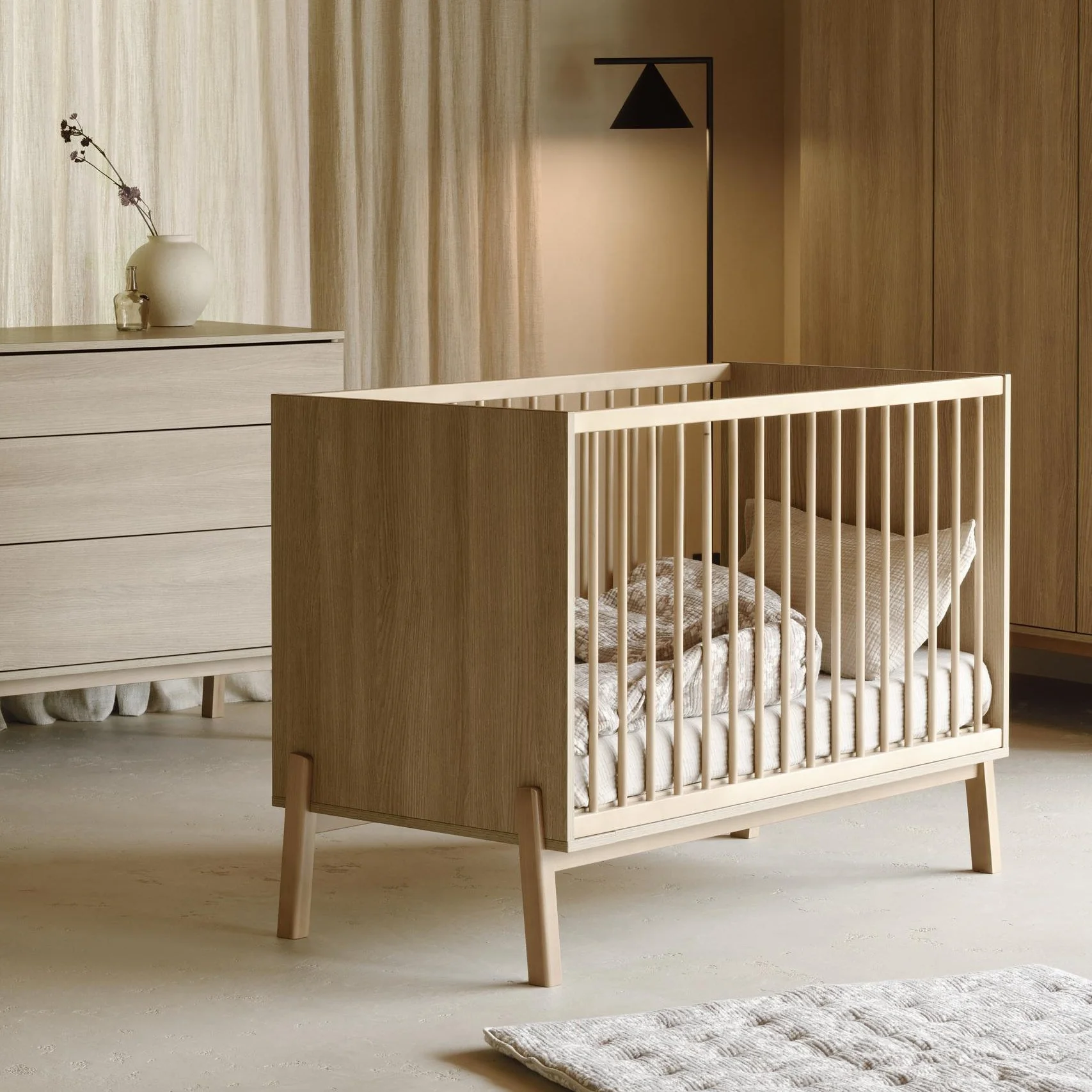 2025 Quax Ashi Tremmeseng – 60x120 cm | Justerbar i 3 højder | FSC-certificeret bøgetræ | Med lamelbund. Madras medfølger ikke | Naturfarve