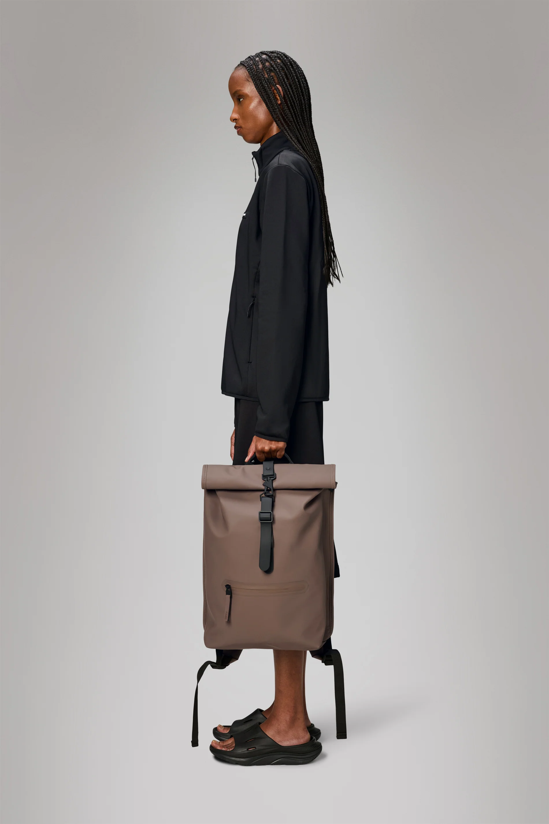 2025 Rolltop-rygsæk – Vandtæt urban rygsæk med roll-top-lukning. Siderum til laptop og sikker brystrem