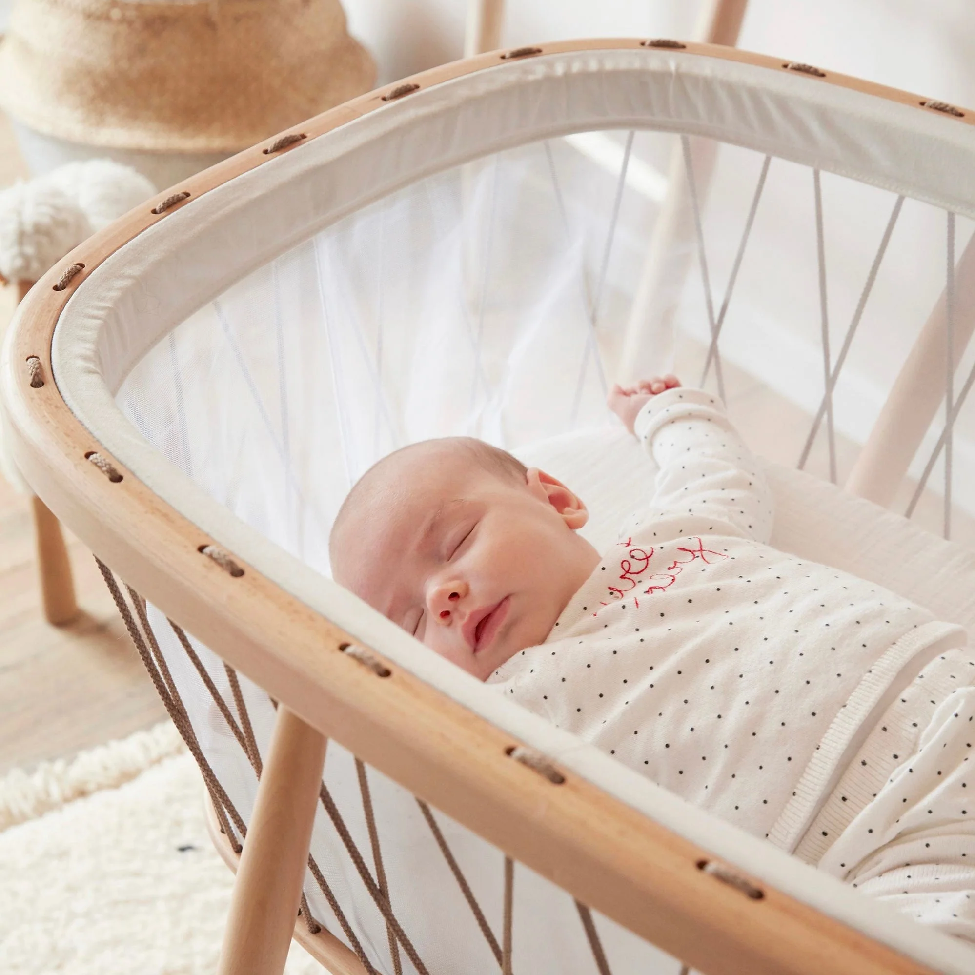 Das KUMI-Kinderbett 2025 von Charlie Crane ist innovativ, transparent und rund.