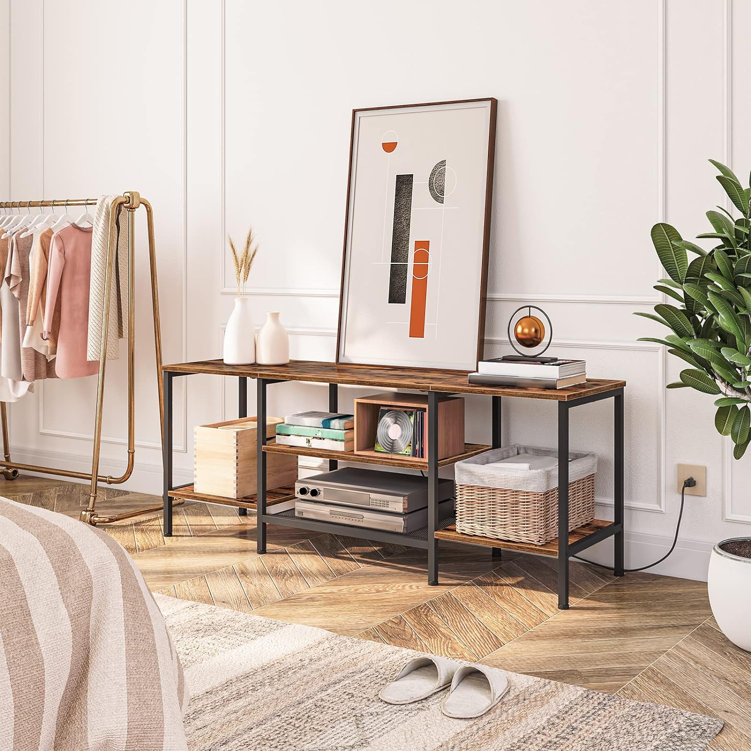 TV-Ständer mit integrierten Steckdosen für Fernseher bis zu 75 Zoll, Konsolentisch mit offenen Regalen, Entertainment-Center im Industrial-Stil für Wohn- oder Schlafzimmer, Rustikales Braun und Schwarz BF60DS01