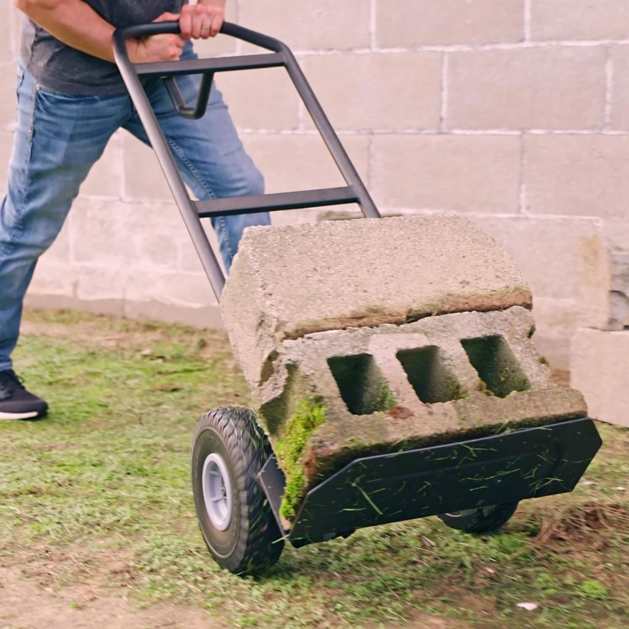 Diable de manutention COSCO Load Assist 2025 avec poignée en P et roues increvables. Capacité de charge : 360 kg