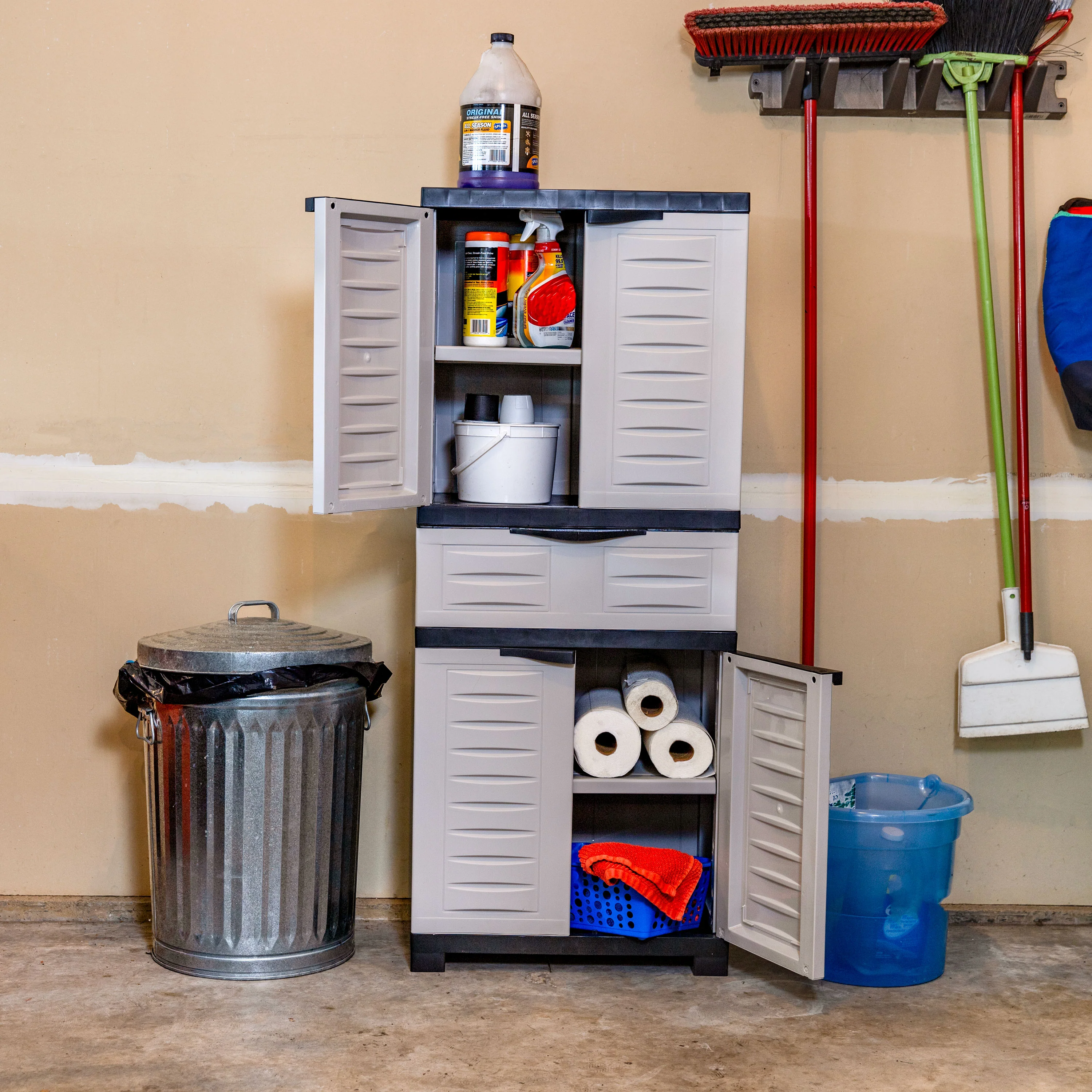 2025 Sunnydaze plastik garageskab med 2 justerbare hylder og 1 skuffe