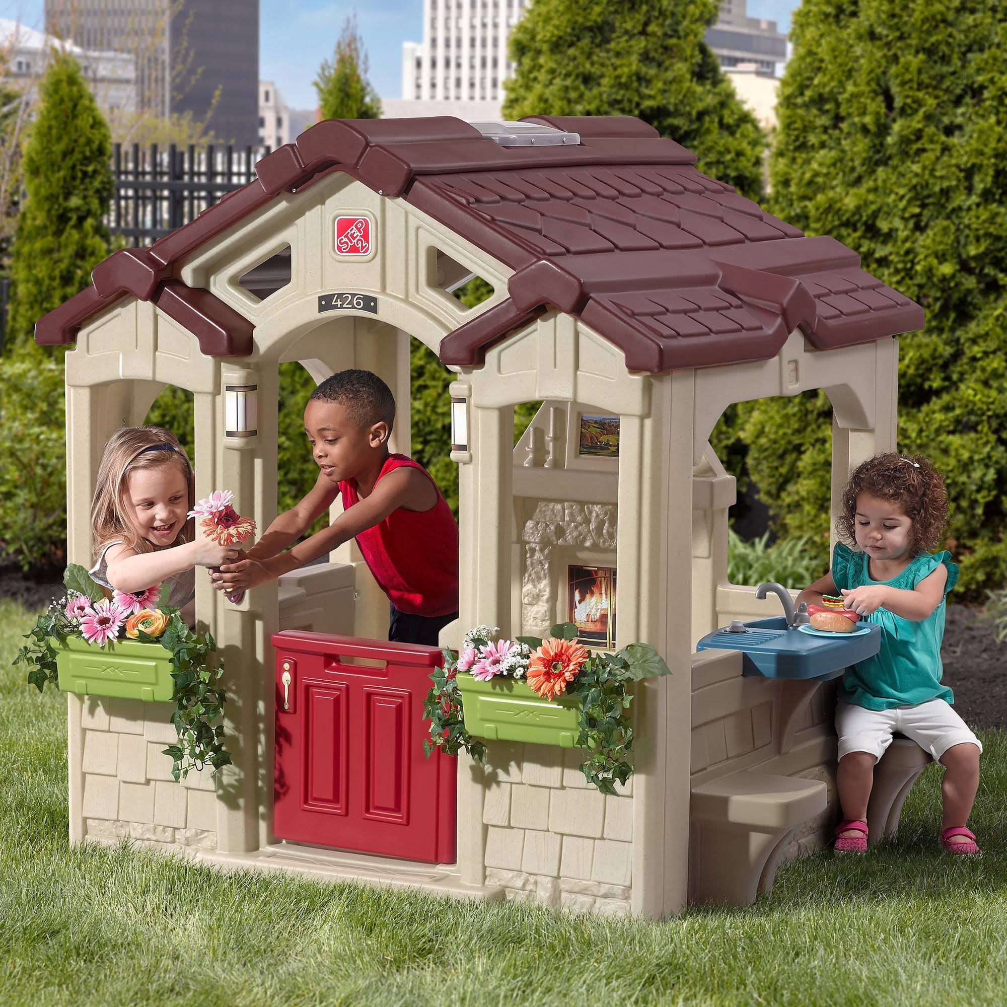 2025 Trin 2 Charmerende sommerhus – Legehytte til børn med køkken og pejs