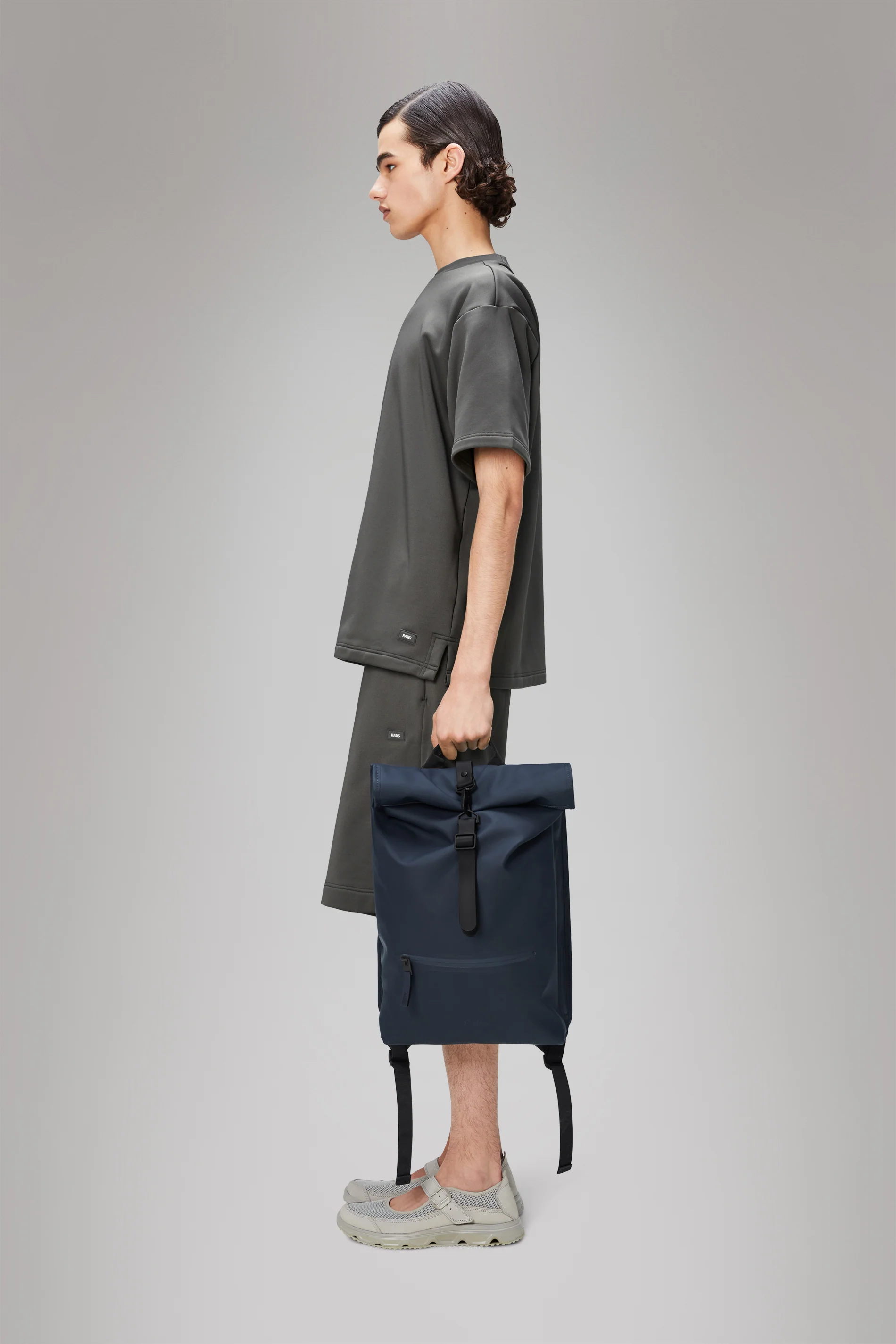 2025 Rolltop-rygsæk – Vandtæt urban rygsæk med roll-top-lukning. Siderum til laptop og sikker brystrem