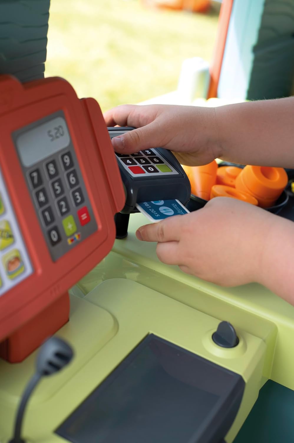 Smoby Life Gartenhaus – Kinder-Spielhaus zum Gärtnern – Inklusive Pflanzgefäß, Vogelfutterhaus, Werkzeug und Zubehör – UV-Schutz – Recyceltes Material – Ab 2 Jahren (7600810408)