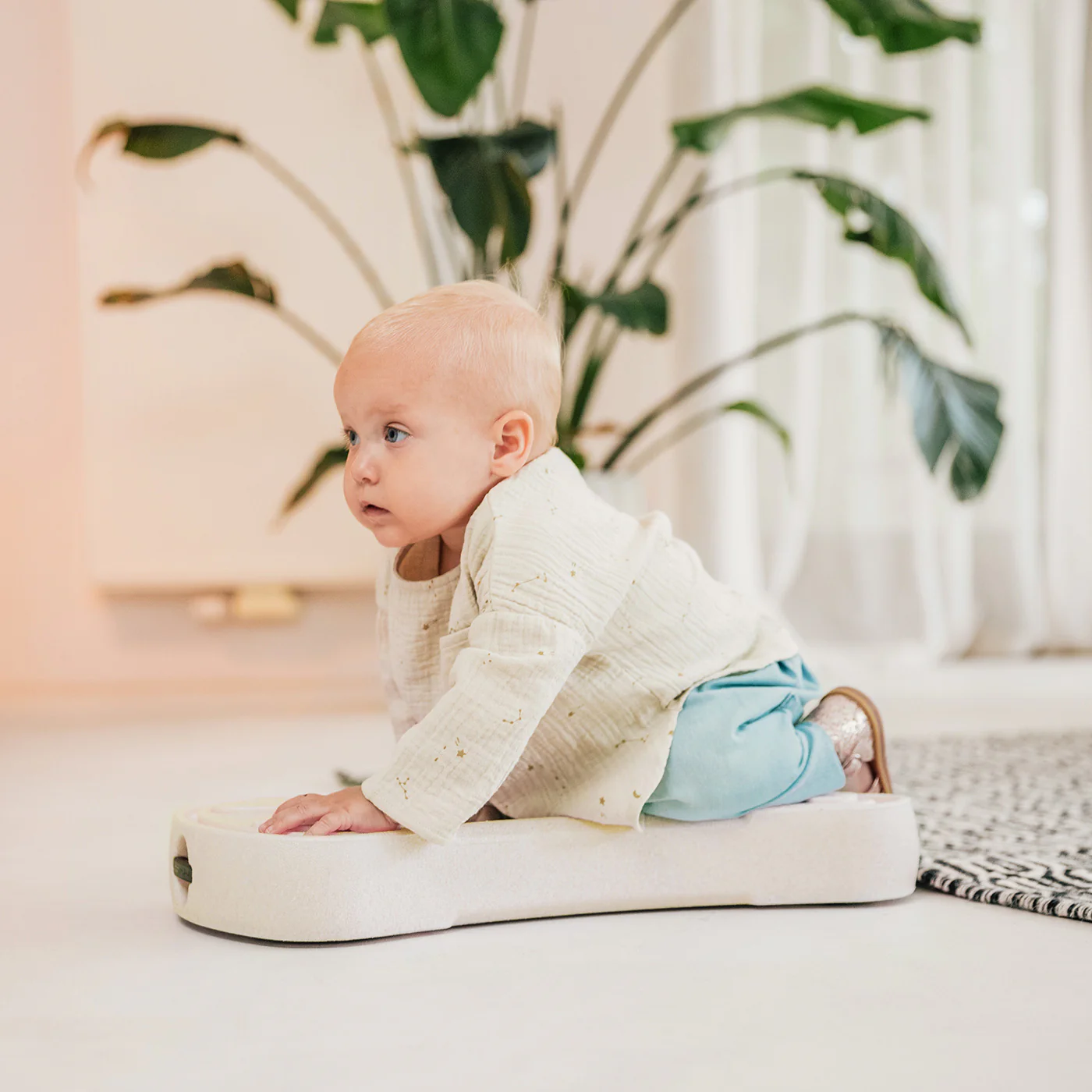 2025 Scoot and Ride Min Første 3-i-1 Gåvogn og Scooter, Sandfarvet