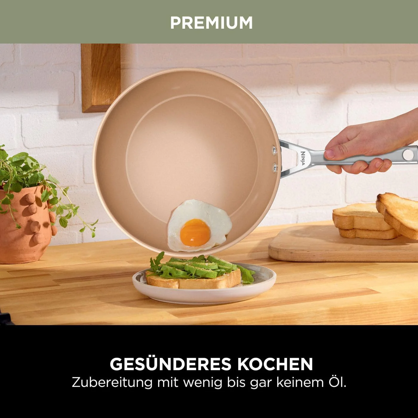 2025 Ninja Double Stack XL varmluftfrituregryde. 9,5 L sort/kobber SL400EUCP + Ninja knivblok med integreret sliber. Hvid. K62006EUWH + Ninja keramisk stegepande 28 cm. Terrakotta og grå. CW90028DE