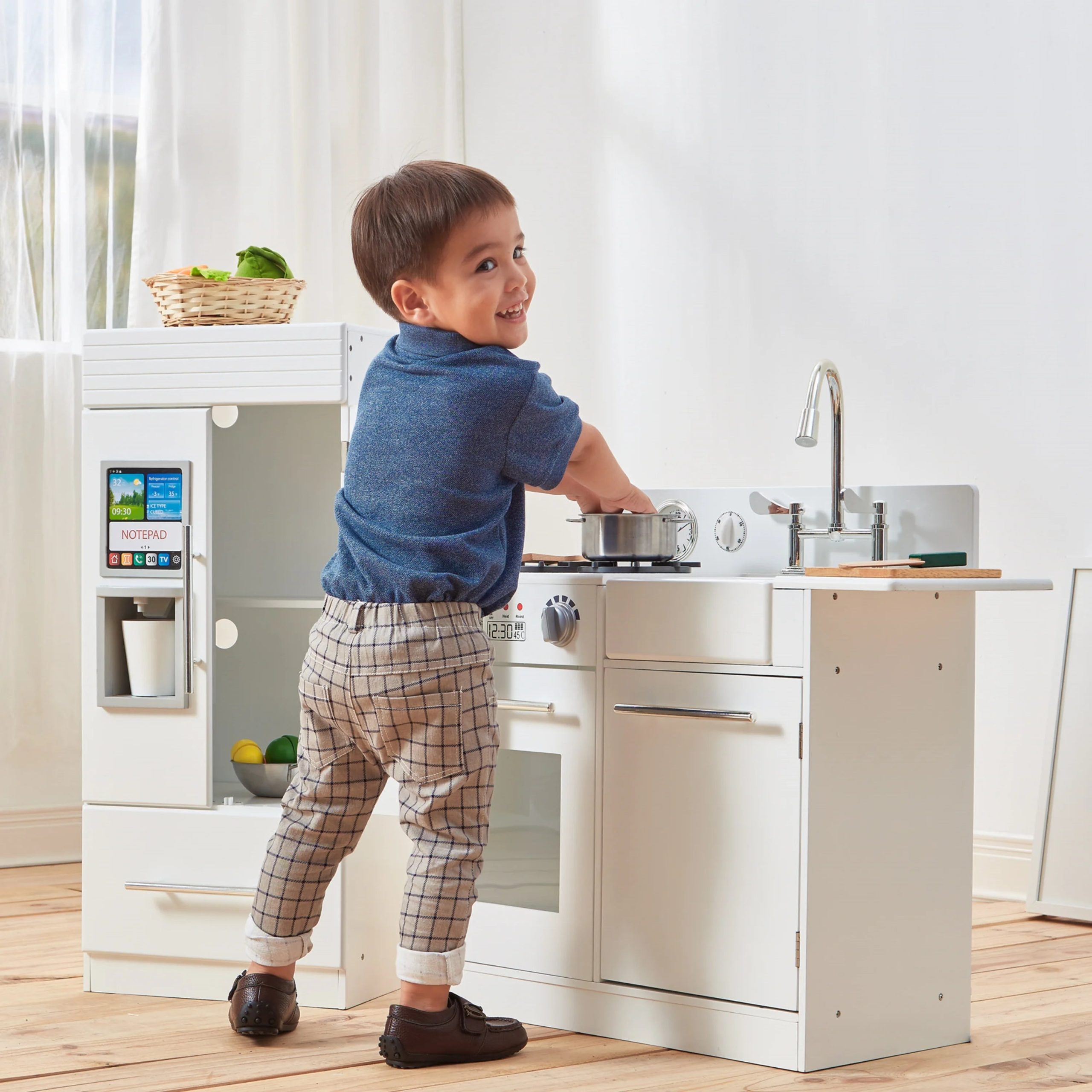 2025 Teamson Little Chef Charlotte Moderne Børnekøkken med Fritstående Køleskab. Separat Køkkenenhed og Interaktive Funktioner. Hvid/Guld
