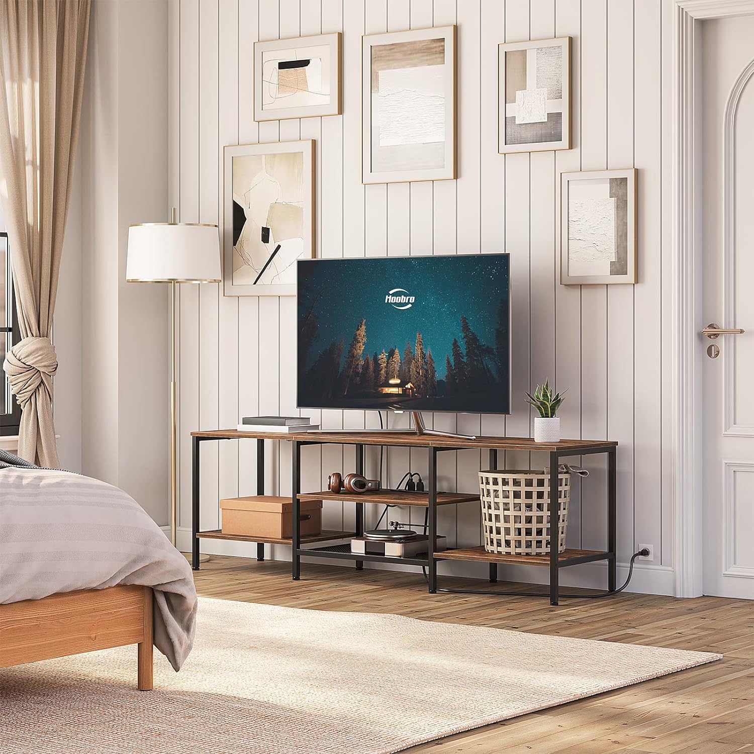 TV-Ständer mit integrierten Steckdosen für Fernseher bis zu 75 Zoll, Konsolentisch mit offenen Regalen, Entertainment-Center im Industrial-Stil für Wohn- oder Schlafzimmer, Rustikales Braun und Schwarz BF60DS01