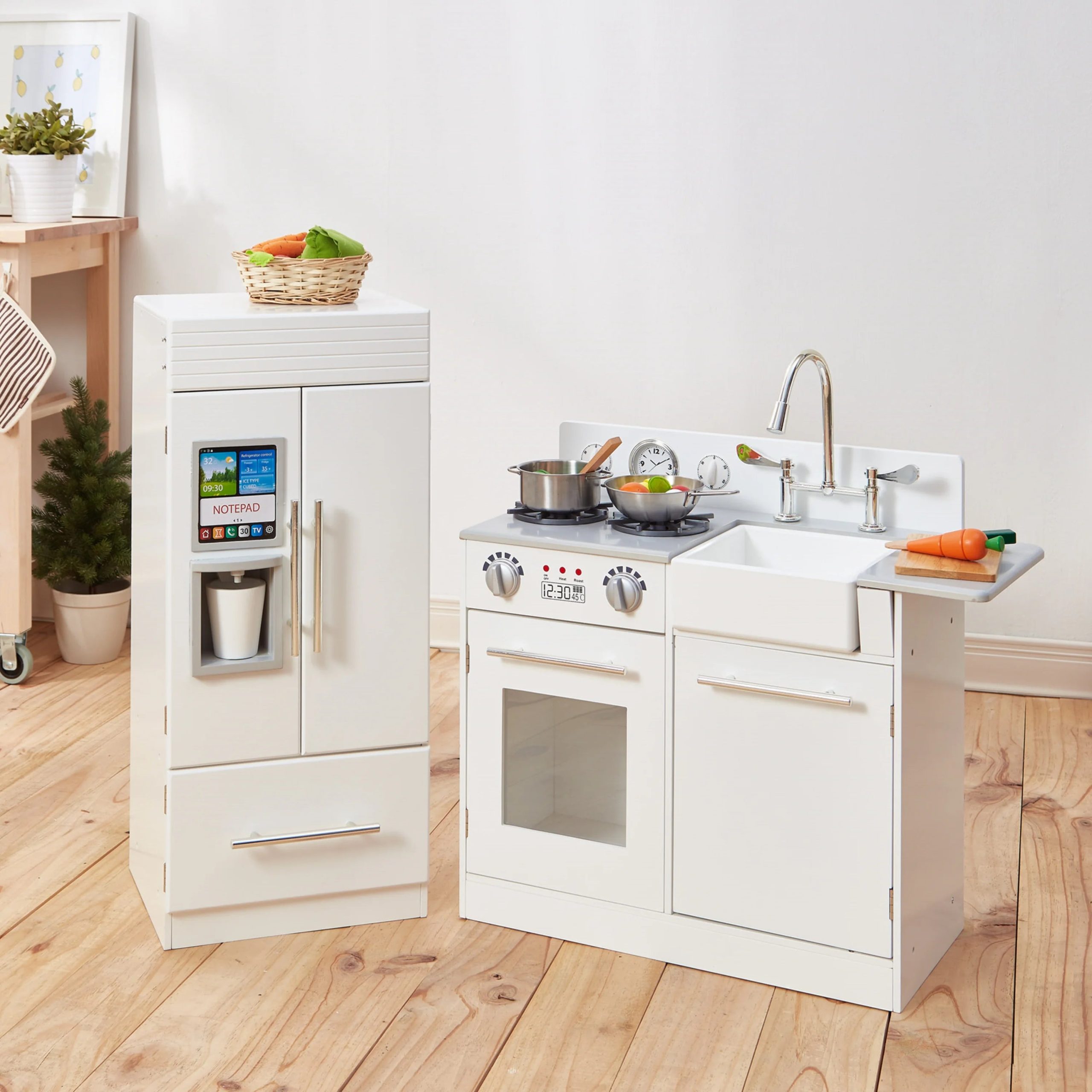 2025 Teamson Little Chef Charlotte Moderne Børnekøkken med Fritstående Køleskab. Separat Køkkenenhed og Interaktive Funktioner. Hvid/Guld