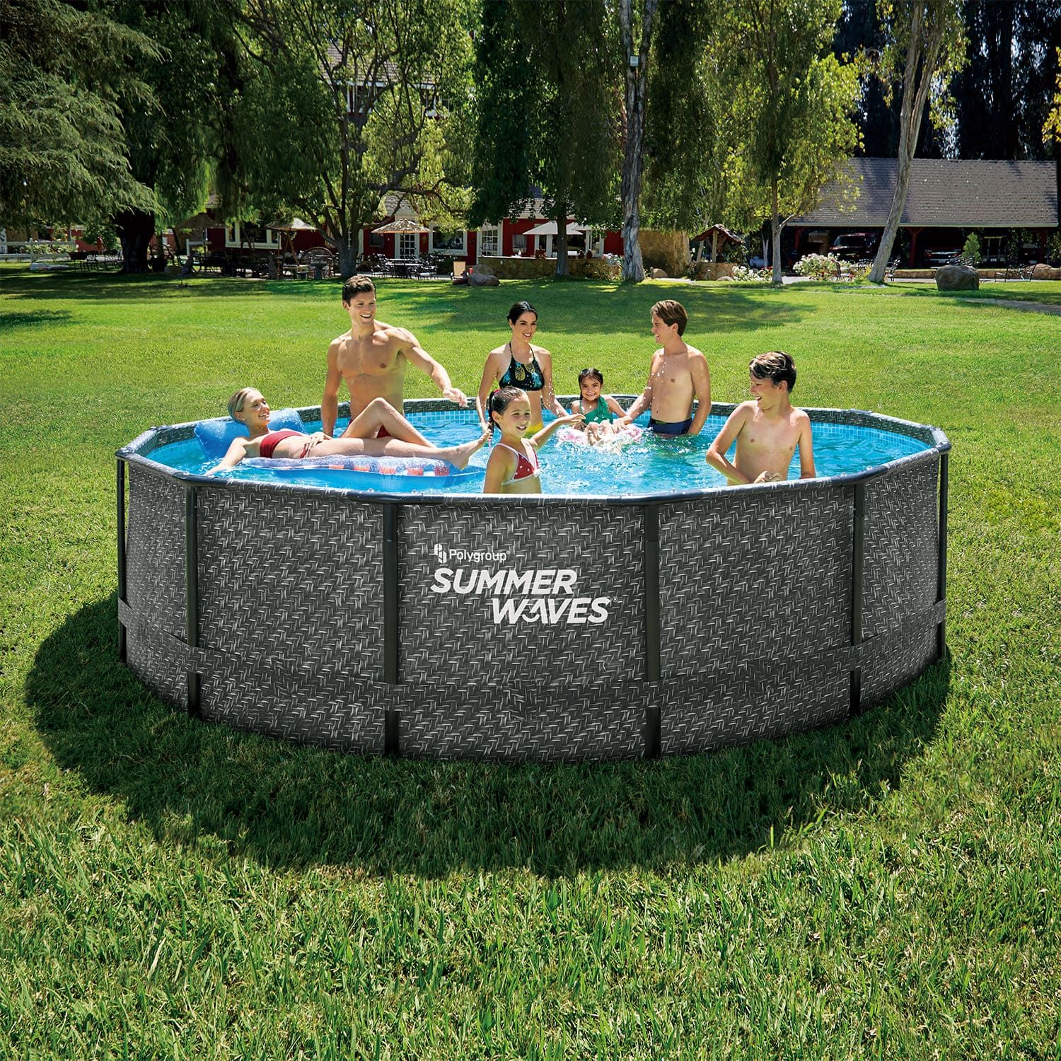 Runder, röhrenförmiger Pool 4,27 m x 107 cm aus Rattan