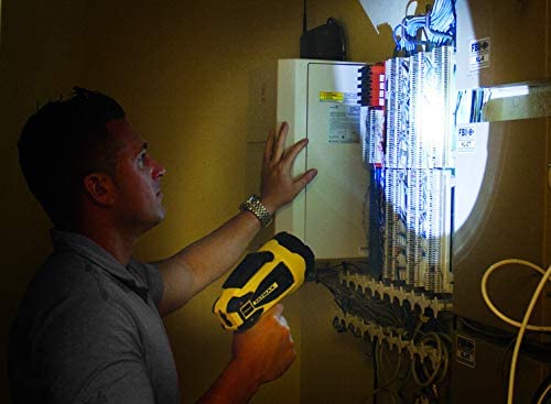 Lampe torche LED ultra-lumineuse Stanley FatMax 2200 lumens avec chargeur USB (2025)