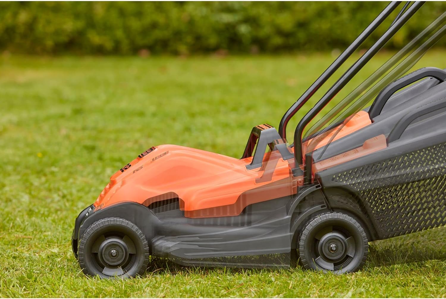 BLACK+DECKER Fahrrad-Rasenmäher, 1600 W, 38 cm Schnittbreite, E-Antrieb, EdgeMax und SoftTouch, 6 Schnitthöhen, 45-Liter-Fangbehälter, BEMW471BH