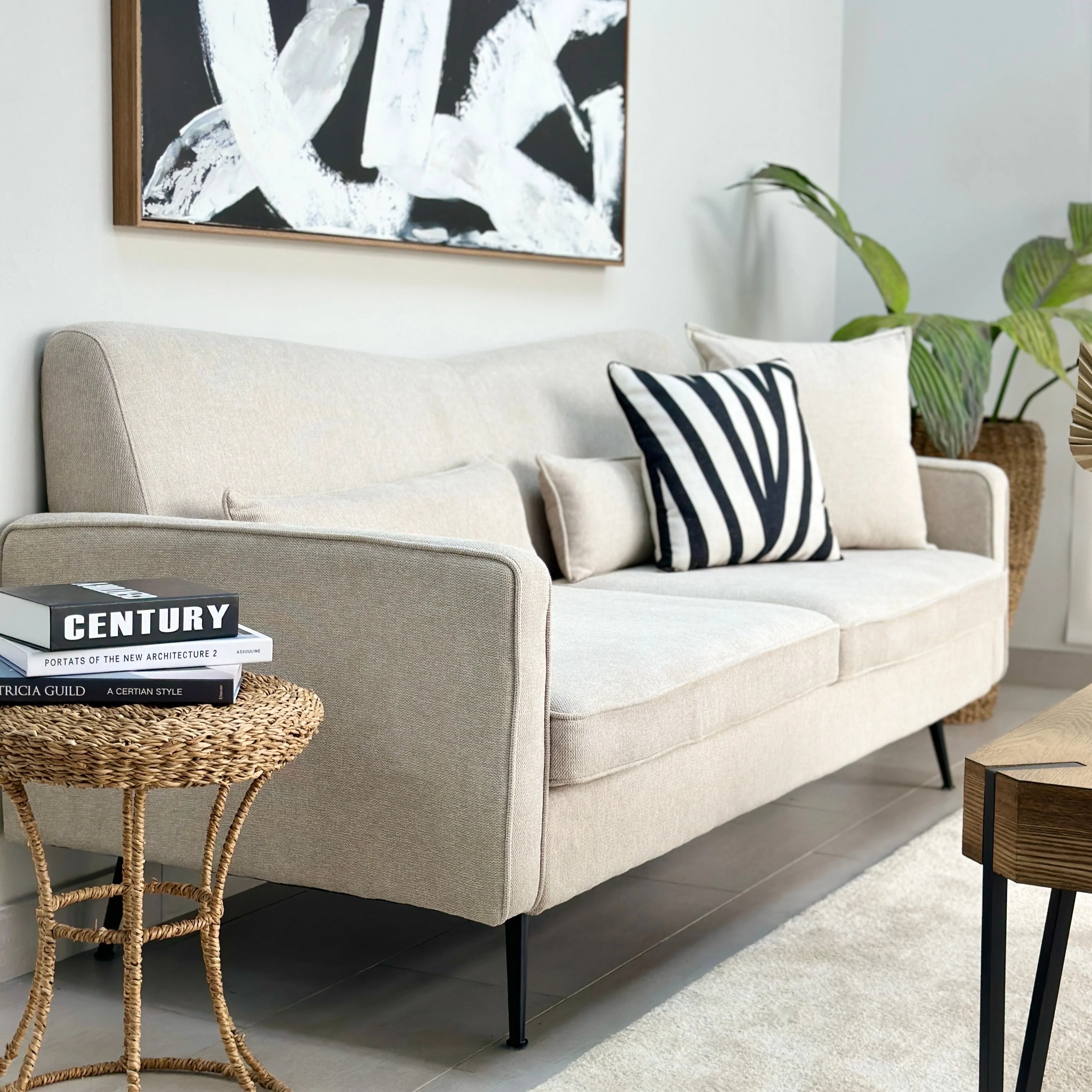 V-förmiges Sofa aus elfenbeinfarbenem Stoff