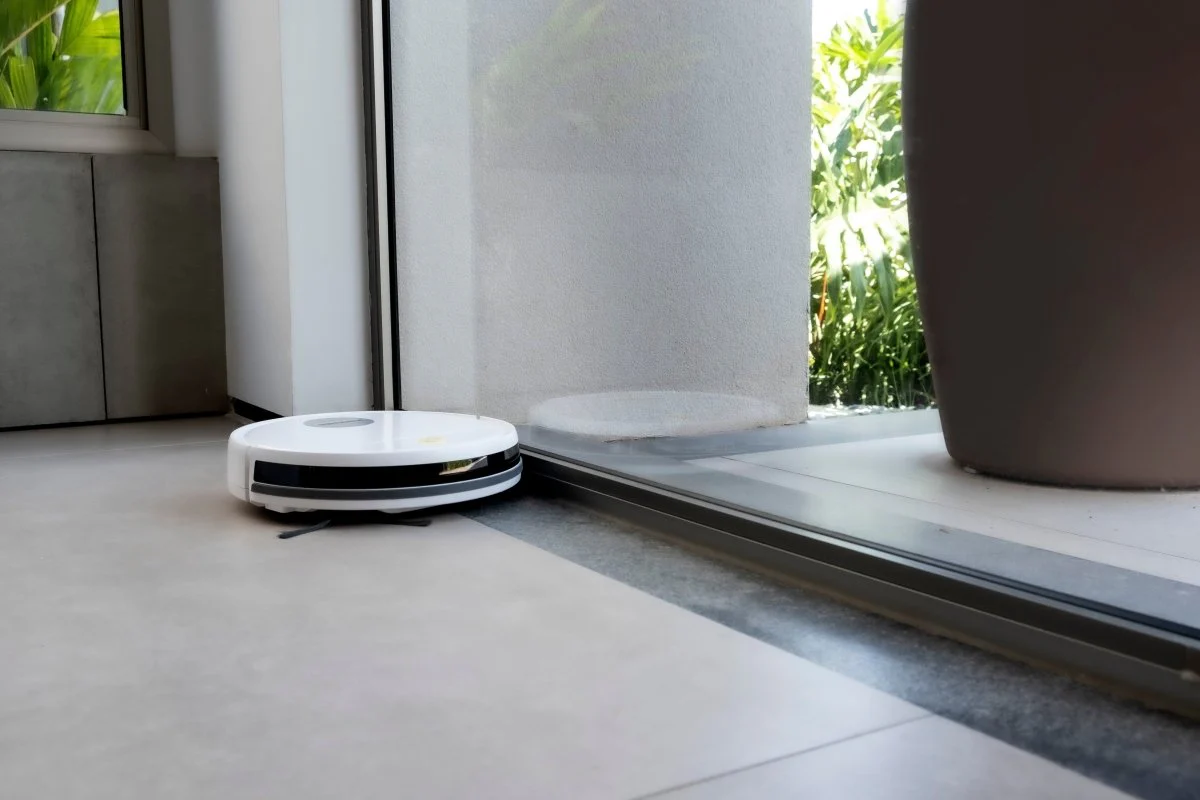 Aspirateur robot RCV 1 2025 – Nettoyage intelligent et efficace des sols durs