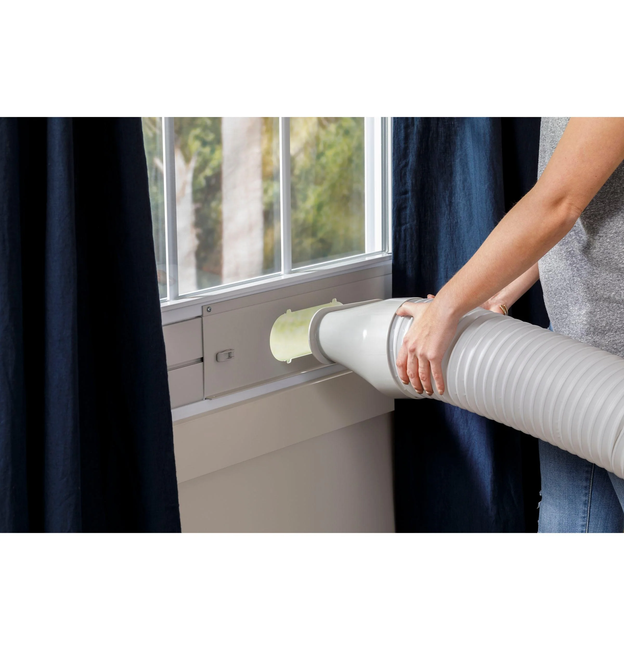 2025 GE Appliances APFD05JASW – 5.100 BTU bærbar klimaanlæg med affugter og fjernbetjening (hvid)