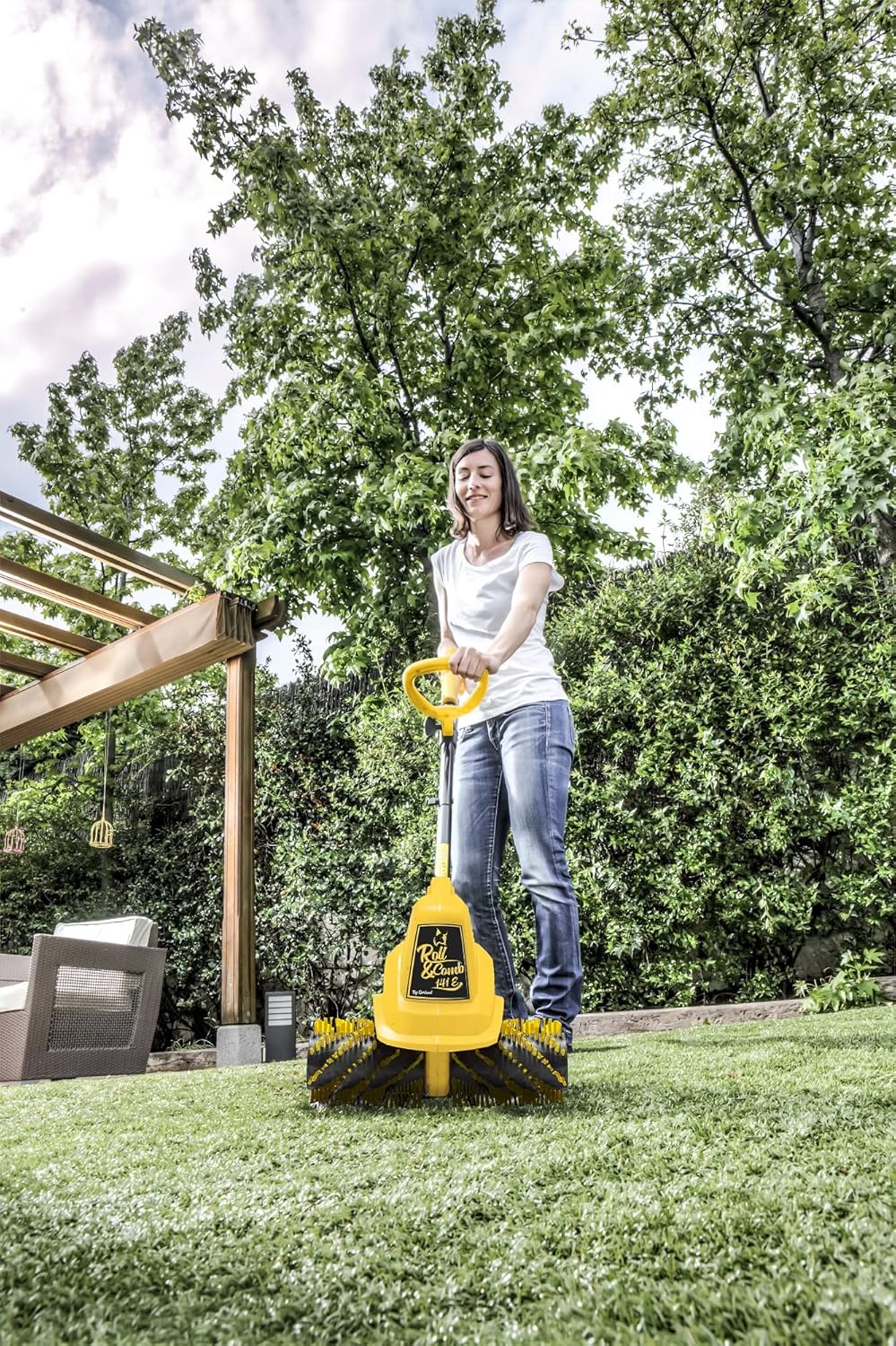 Garland Roll&Comb 502E-V19 - Elektrisk kunstgræsfejer/kammaskine med stikkontakt - 1.600 W effekt, 15,6 kg vægt, 40 cm arbejdsbredde med justerbar højde. 40 L opsamlingspose. Velegnet til overflader op til 350 m².