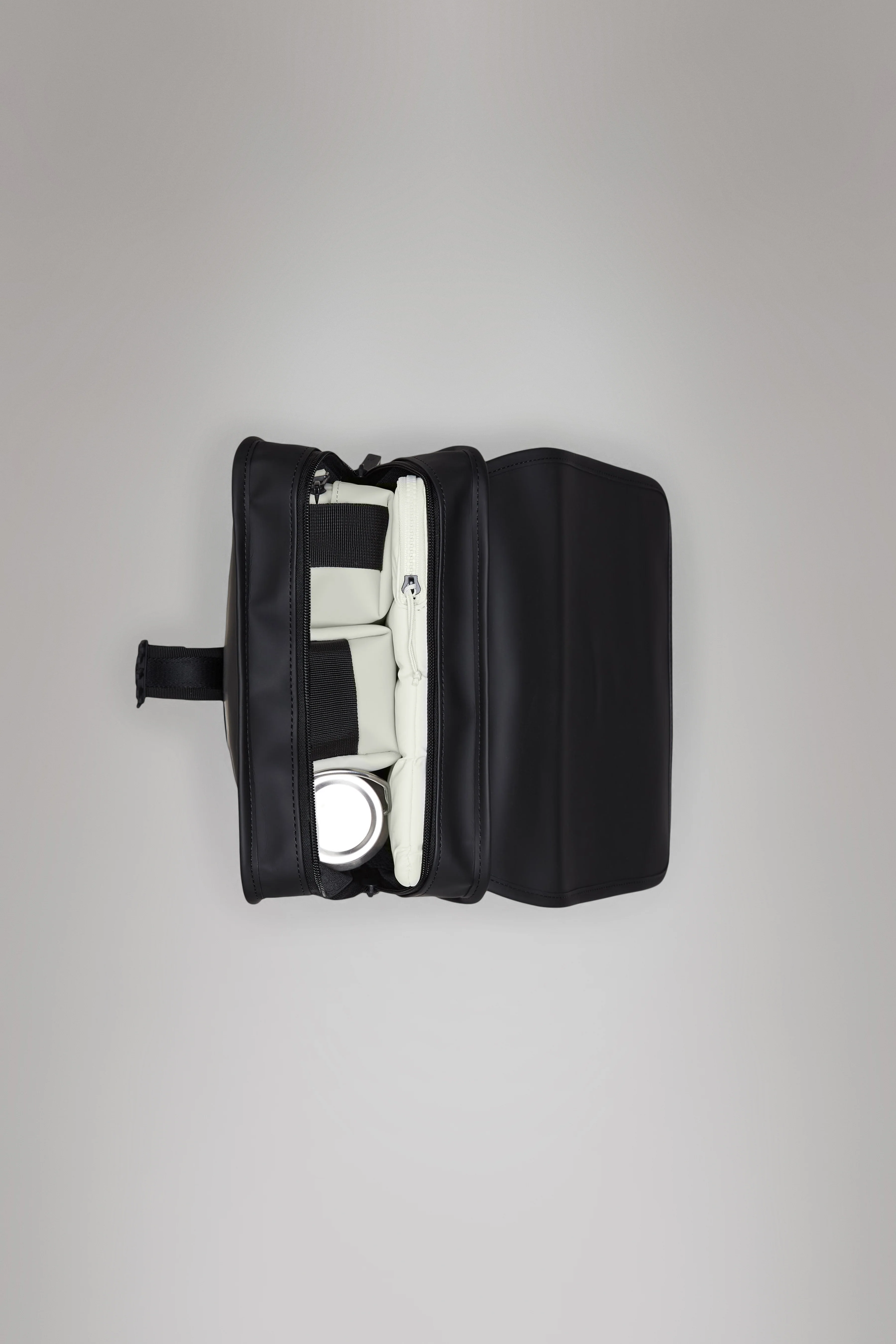 2025 Trail Backpack Mini – Vandafvisende dagrygsæk (15) med klap og gummispænde – PU-stof – Polstret laptoprum