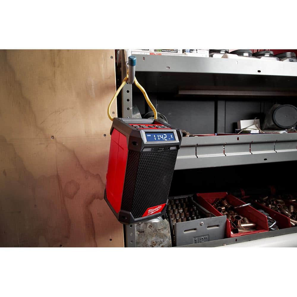 Milwaukee M12 12-Volt-Funk-Baustellenradio mit Bluetooth/AM/FM und Ladegerät 2951-20