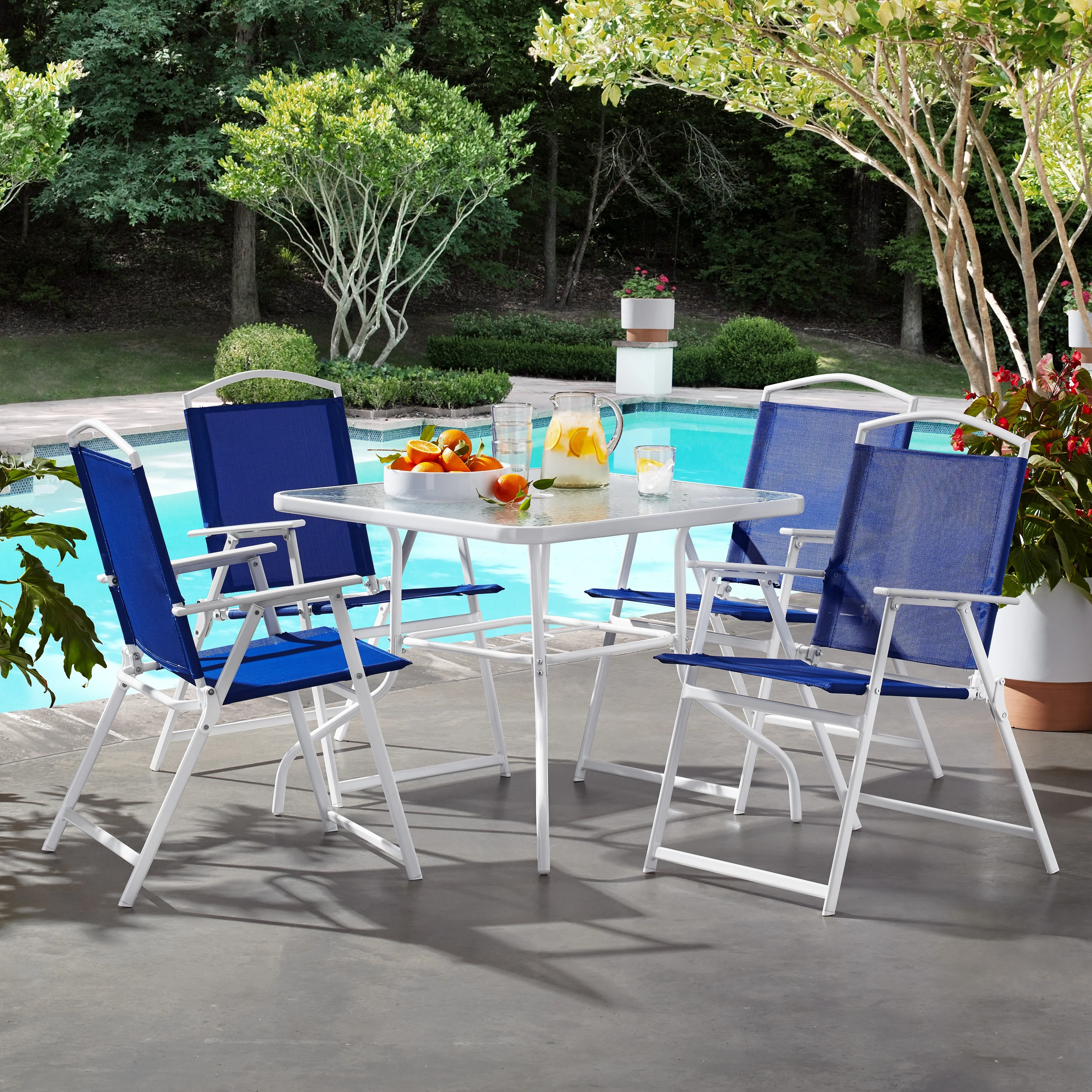 2025 Mainstays Albany Lane udendørs spisebordssæt med 5 dele. Hvidt stålstel og blåt stof.