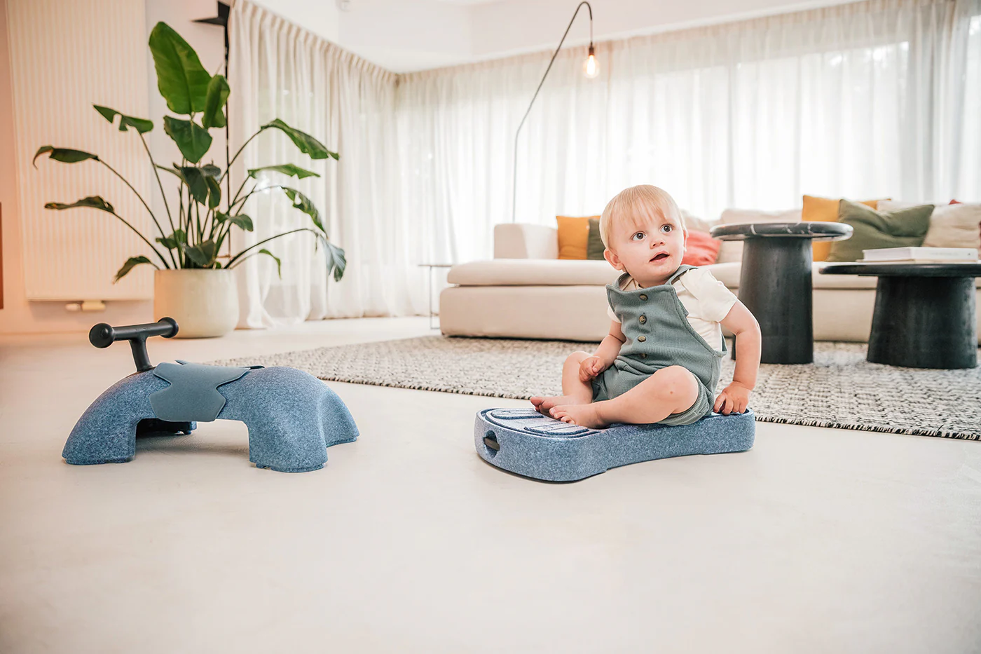 2025 Scoot and Ride Min Første 3-i-1 Gåstol og Scooter i Stålfarve