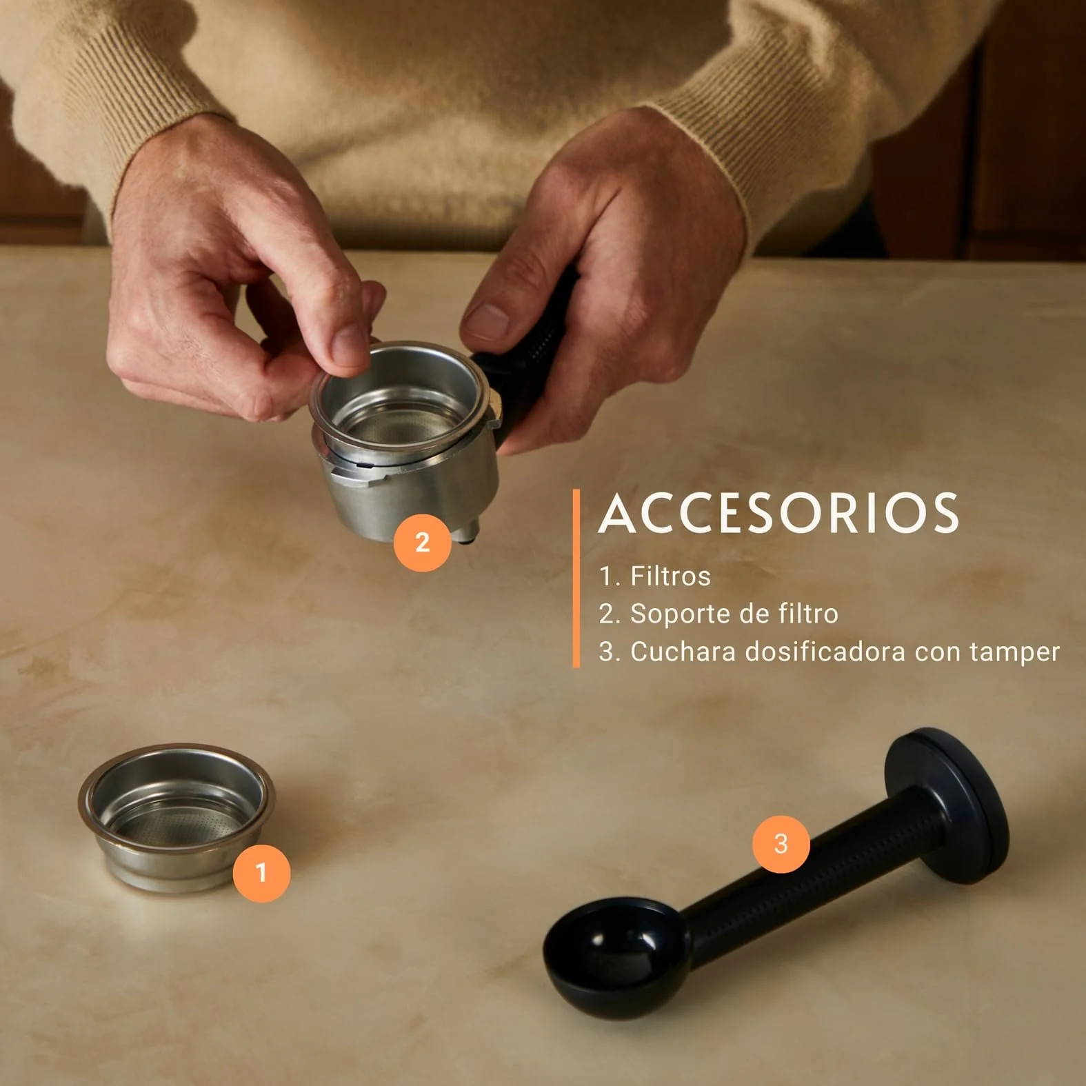 Machine à expresso Krups Virtuoso Essential - 15 bars. Acier inoxydable noir. Design compact et élégant. Arrêt automatique. Expresso et cappuccino. Thermobloc. Buse vapeur. Doseur inclus. XP4418