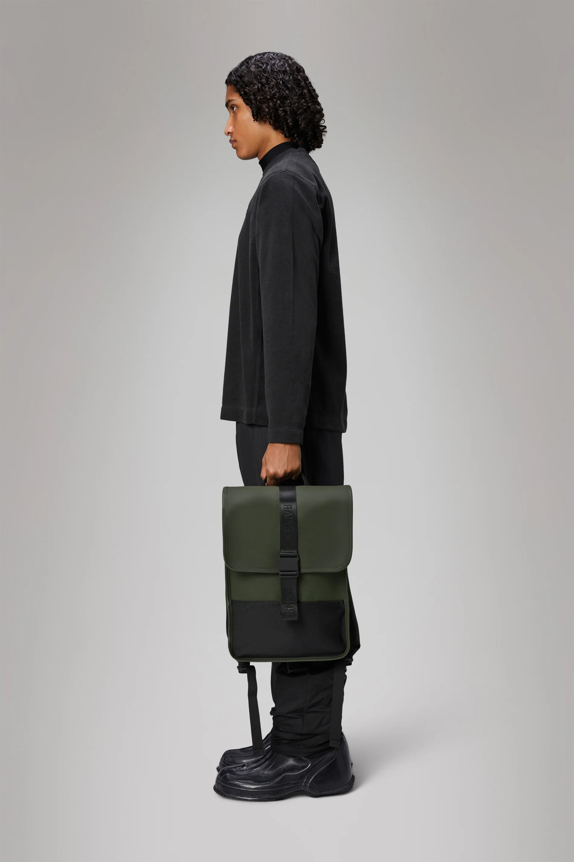 2025 Trail Backpack Mini – Vandafvisende dagrygsæk (15) med klap og gummispænde – PU-stof – Polstret laptoprum