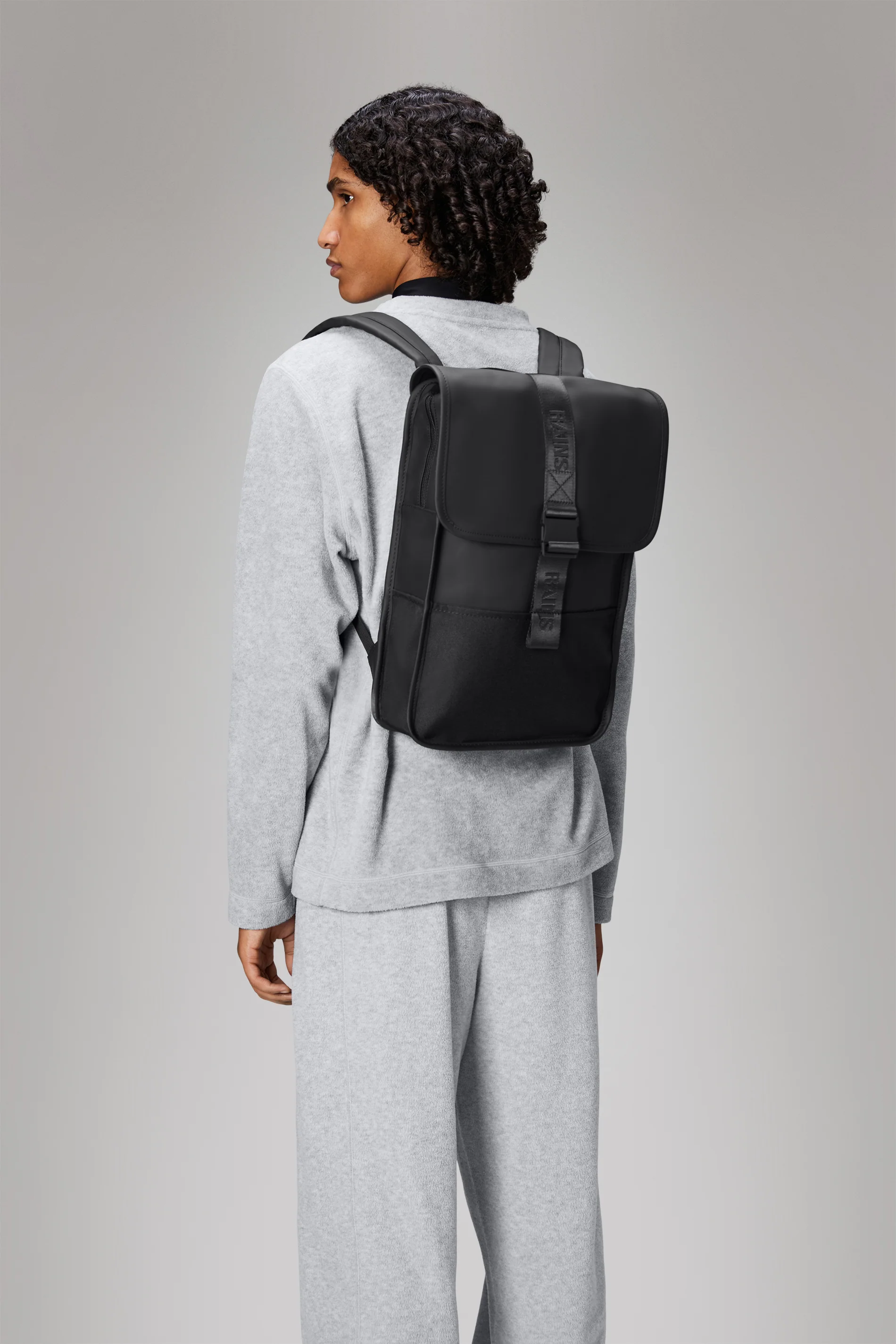 2025 Trail Backpack Mini – Vandafvisende dagrygsæk (15) med klap og gummispænde – PU-stof – Polstret laptoprum