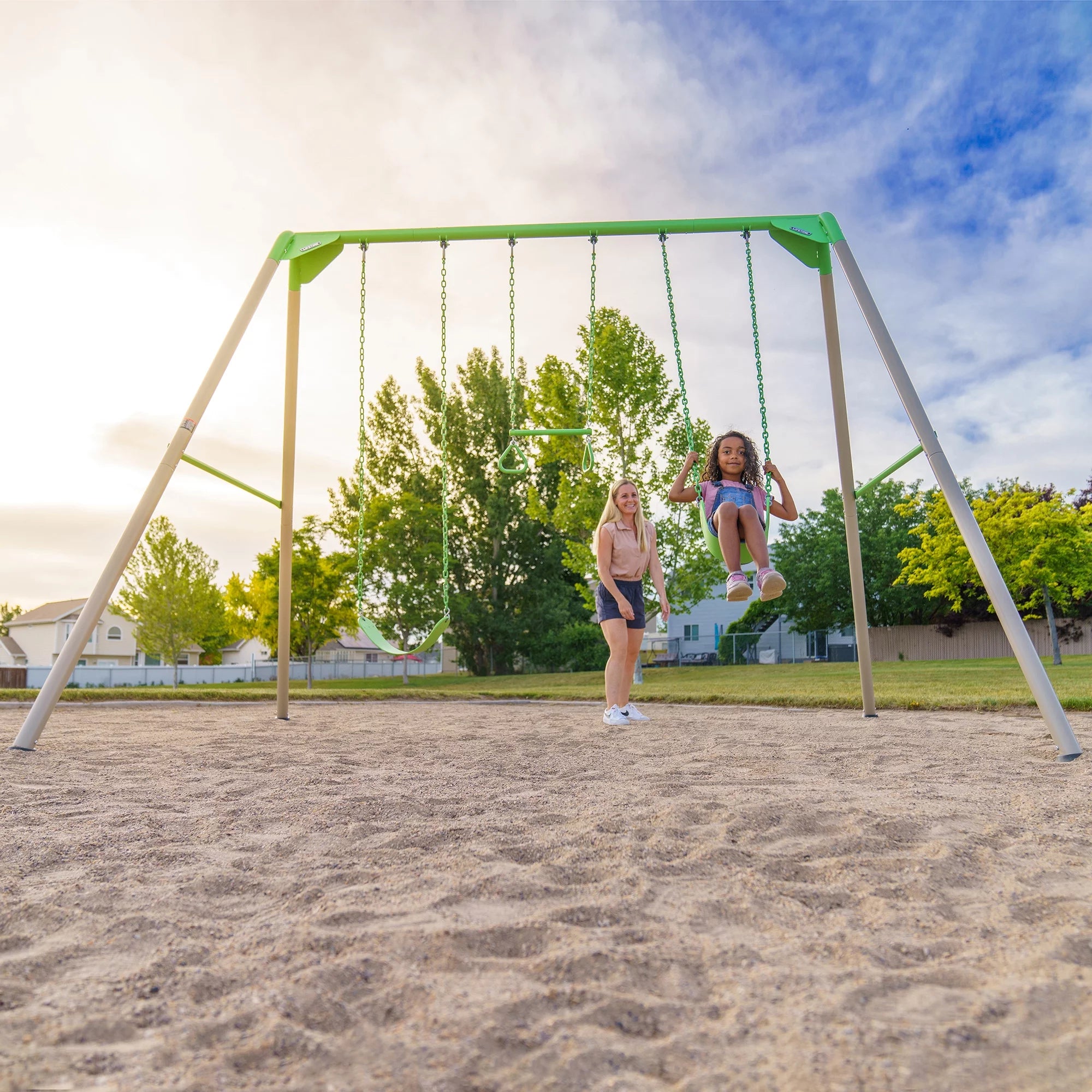 Lifetime Kinder-Metallschaukelset mit 2 Gurtschaukeln und Trapezstange – 9 Fuß (91206)