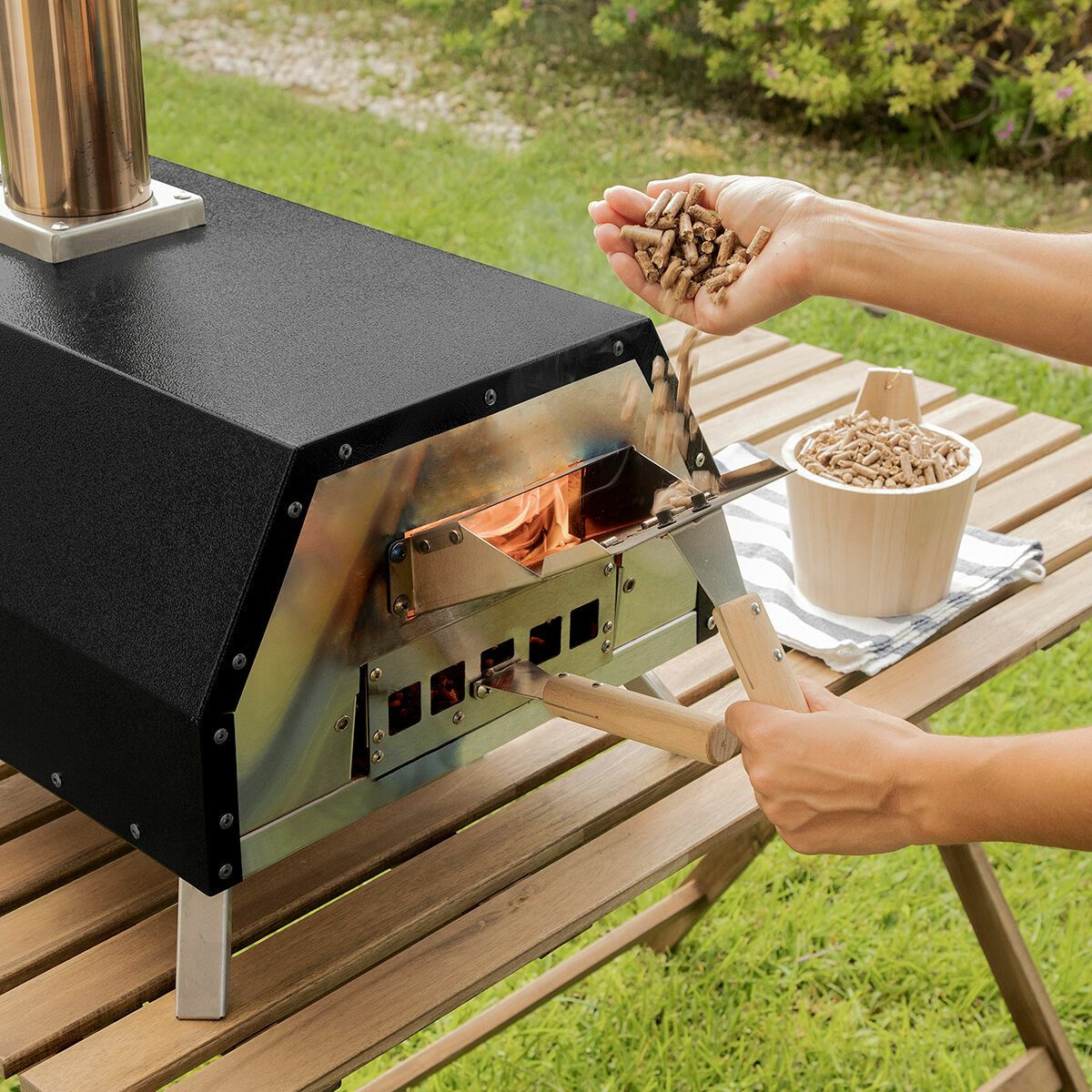 Innovagoods Pellet-Pizzaofen mit Zubehör, Holz, 42 x 81 x 80 cm, Schwarz