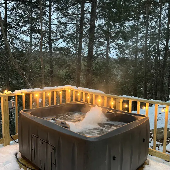 AquaRest Spas. Udstyret med Jacuzzi®-pumper – Rektangulær Plug and Play-spa til 4 personer. 12 dyser