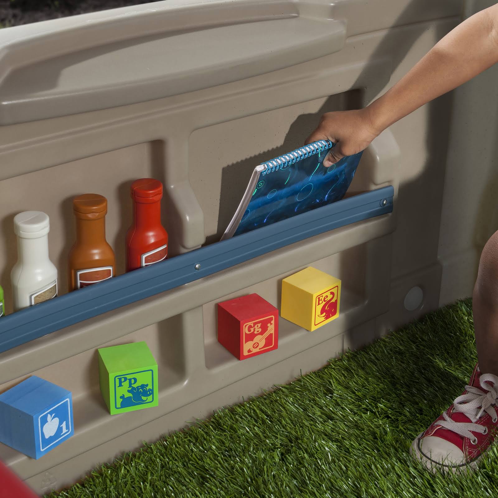 2025 Trin 2 Charmerende sommerhus – Legehytte til børn med køkken og pejs