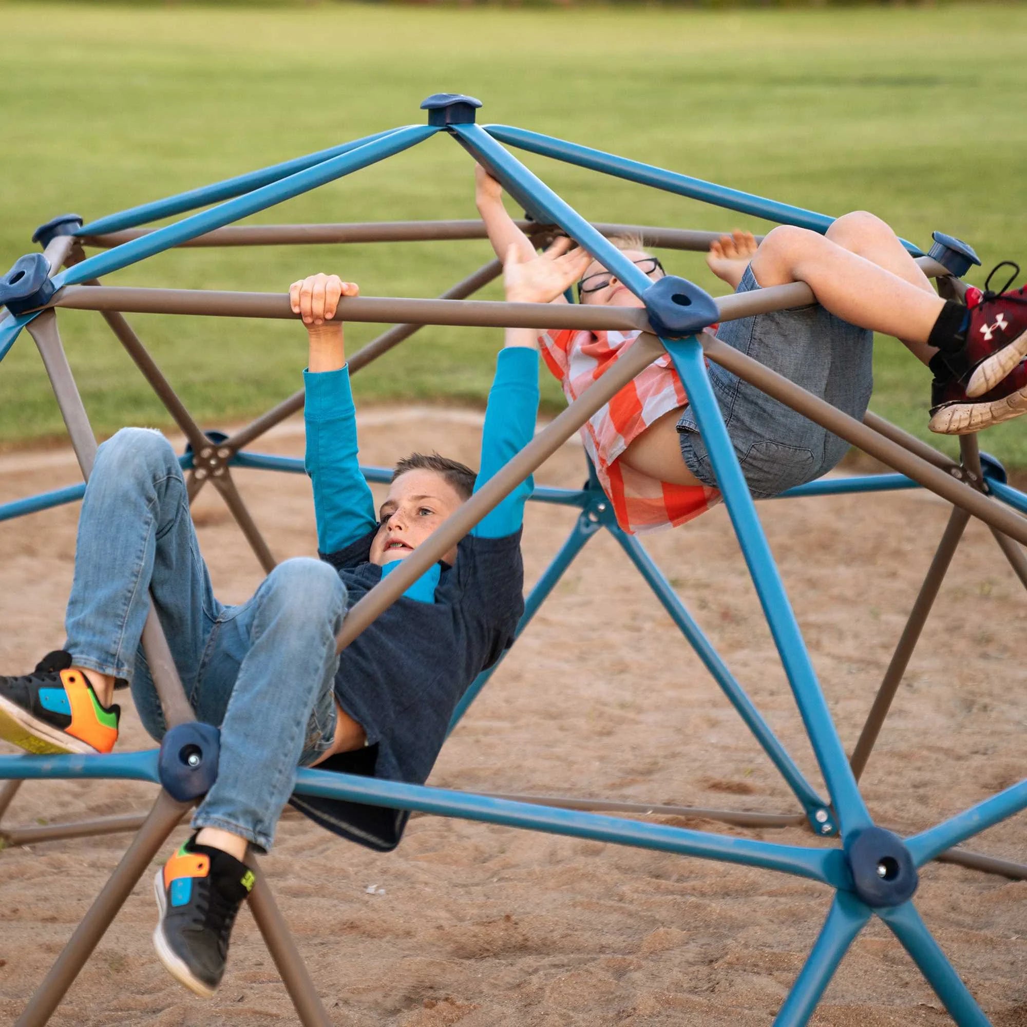 Dôme d'escalade d'extérieur Lifetime pour enfants, 1,4 m de hauteur x 2,7 m de largeur, bleu et marron (90939)
