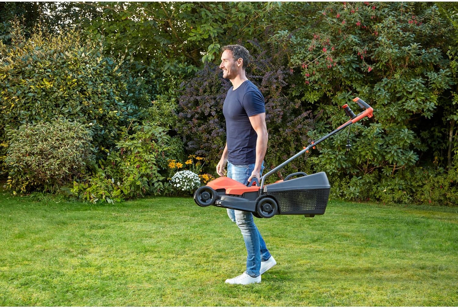 BLACK+DECKER Fahrrad-Rasenmäher, 1600 W, 38 cm Schnittbreite, E-Antrieb, EdgeMax und SoftTouch, 6 Schnitthöhen, 45-Liter-Fangbehälter, BEMW471BH