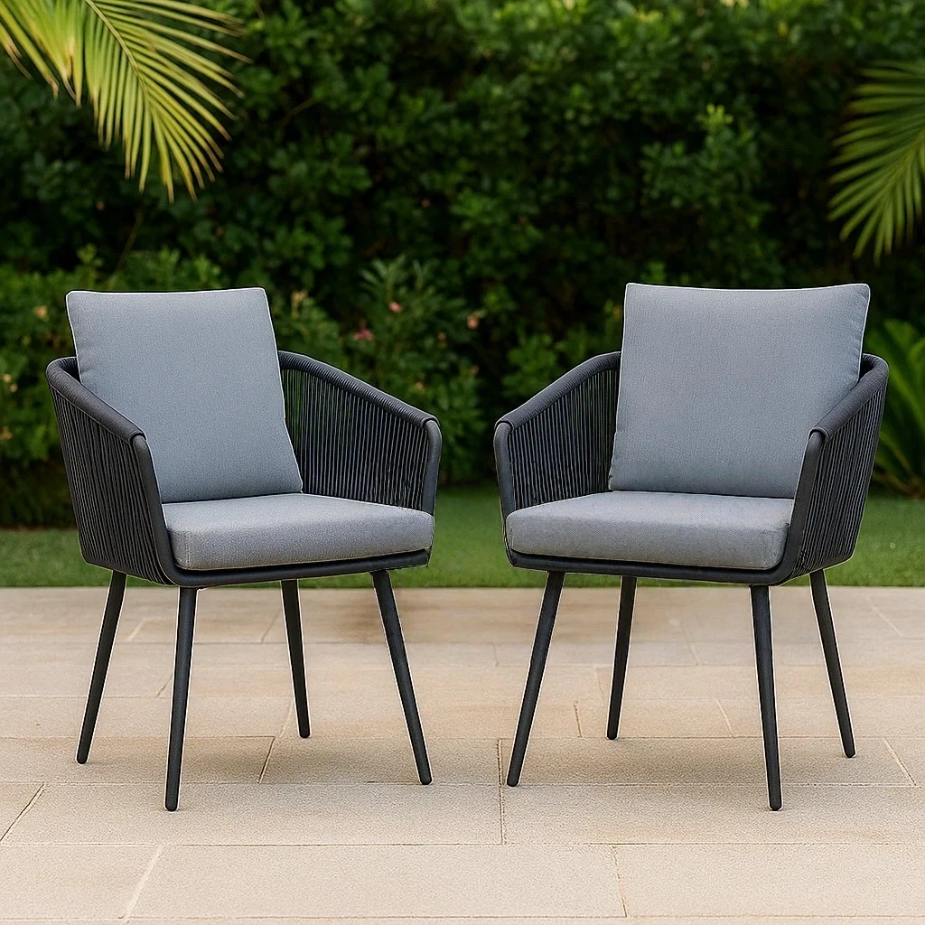 Ensemble de 2 chaises de jardin avec coussin et accoudoirs bas, noires, en aluminium et polyester, idéales pour le jardin.
