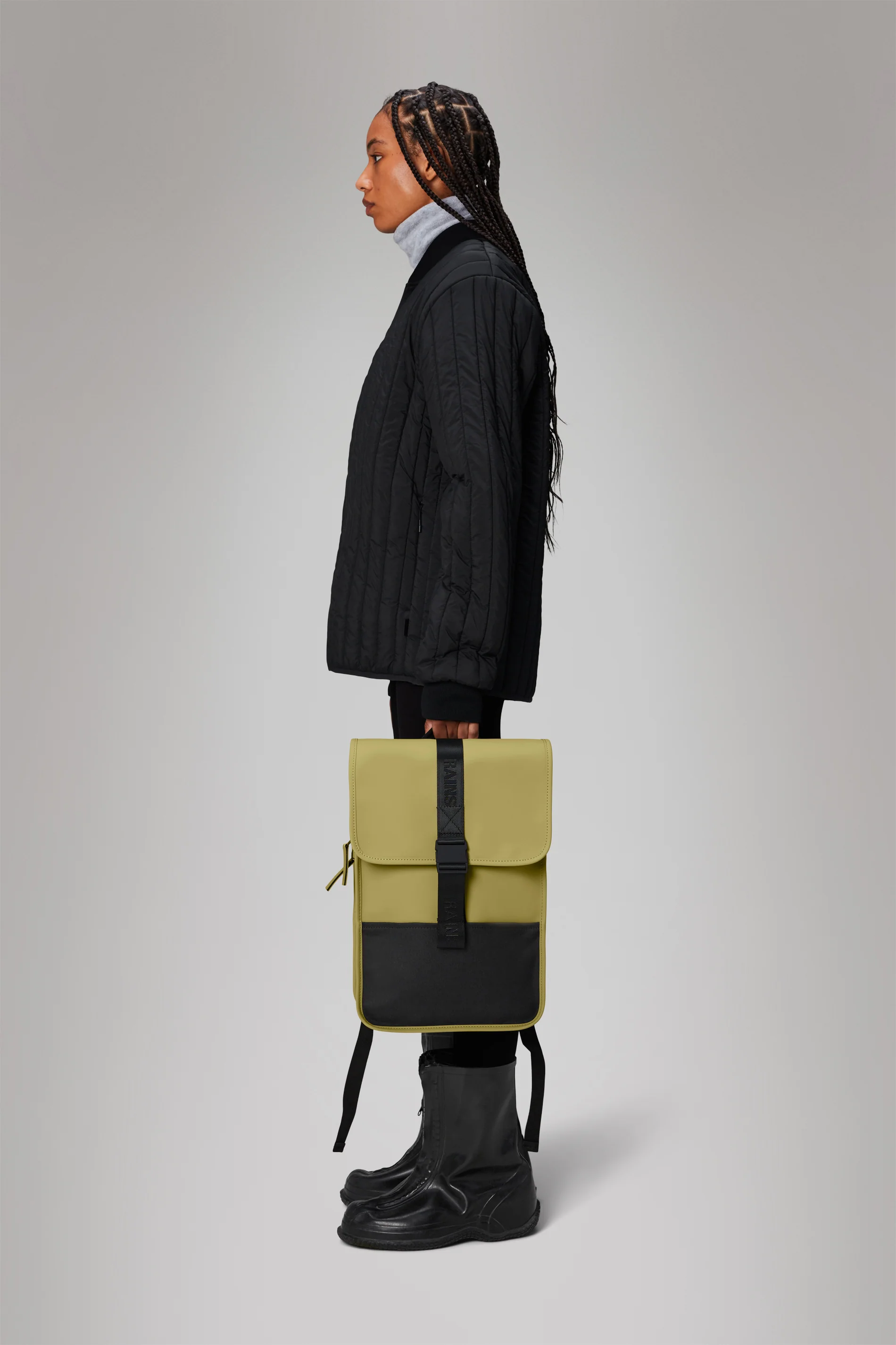 2025 Trail Backpack Mini – Vandafvisende dagrygsæk (15) med klap og gummispænde – PU-stof – Polstret laptoprum