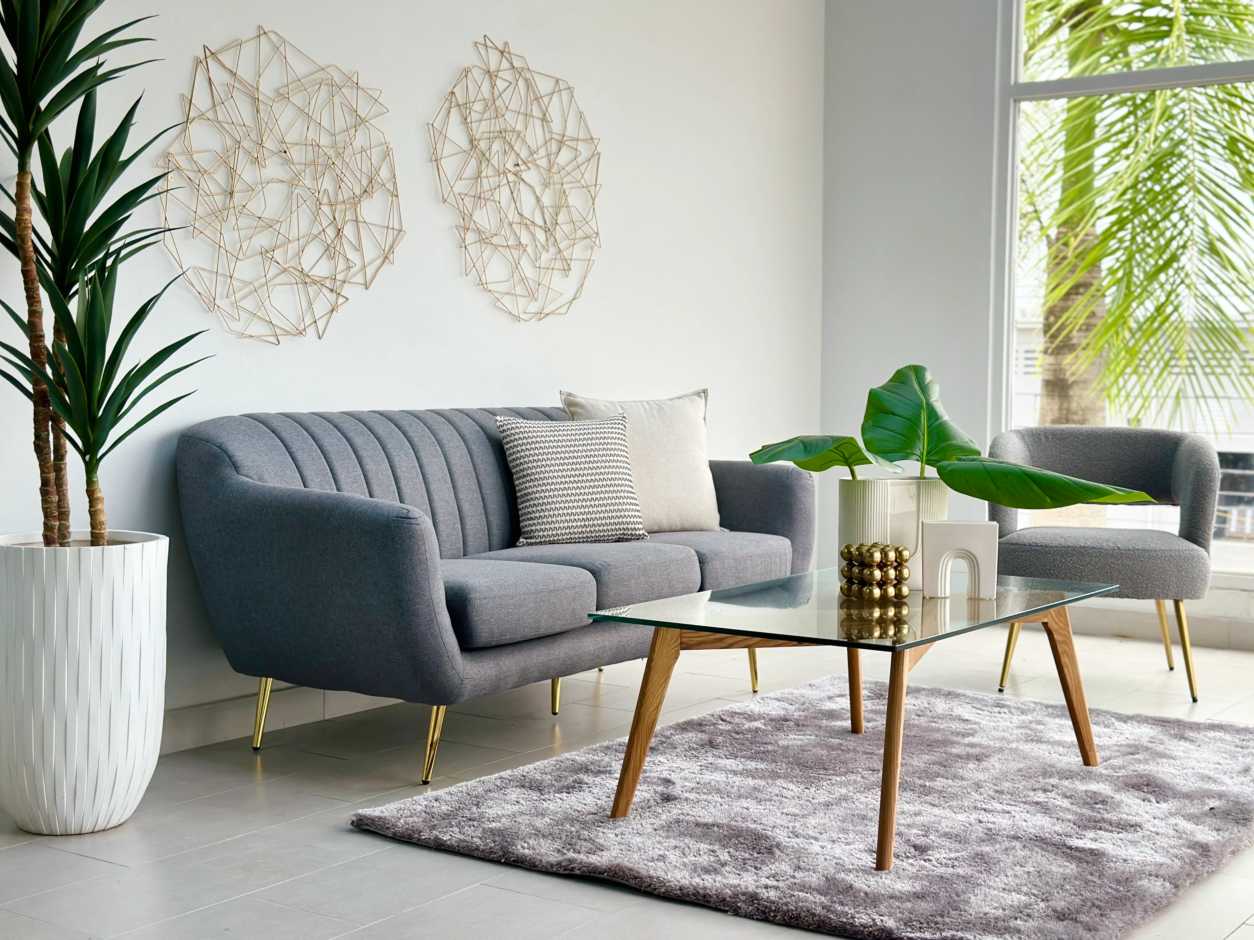 Sofa in Erntegrau mit goldenen Beinen