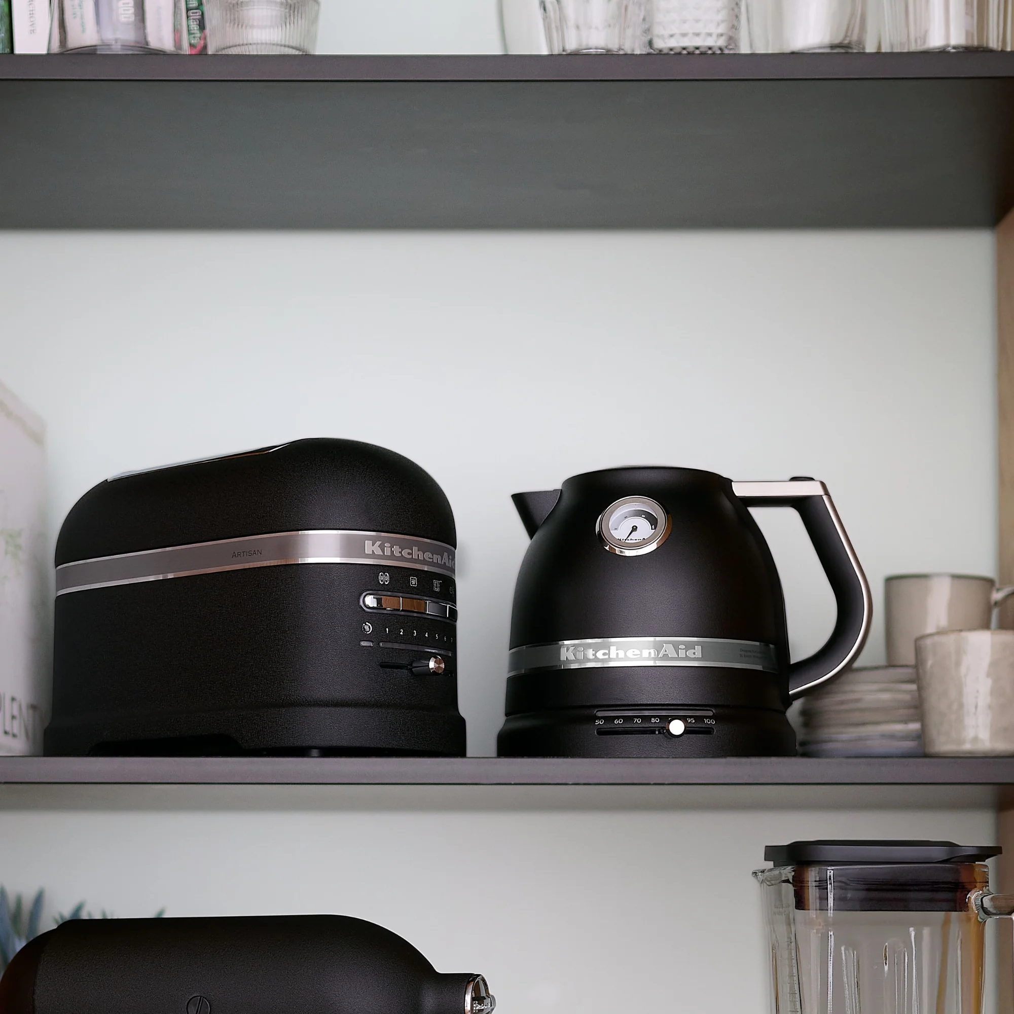 KitchenAid Artisan Frühstücksset 2025 mit Wasserkocher 5KEK1522, 2-Schlitz-Toaster 5KMT2204 und Brötchenhalter