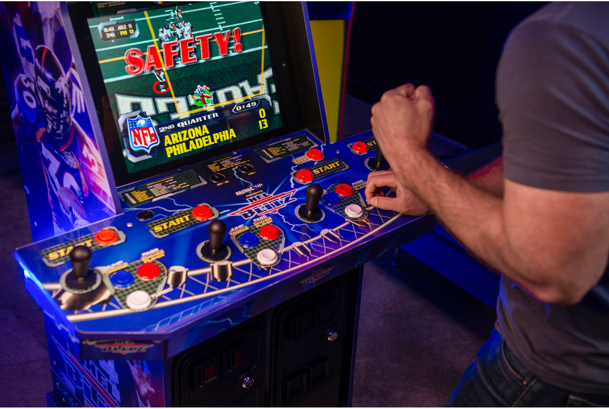 Arcade1Up – Machine d'arcade NFL Blitz avec base élévatrice et chapiteau lumineux – Multicolore