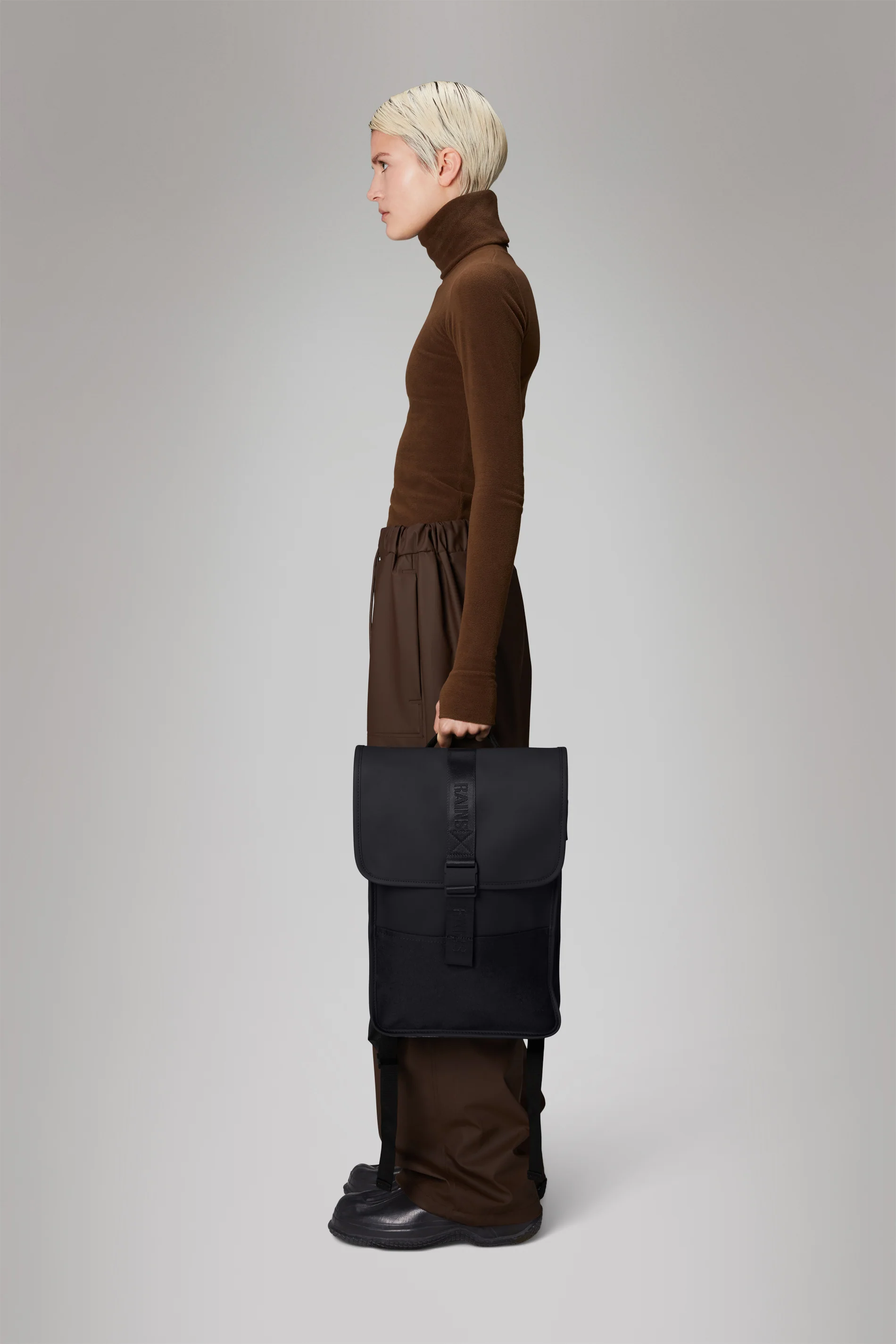 2025 Trail Backpack Mini – Vandafvisende dagrygsæk (15) med klap og gummispænde – PU-stof – Polstret laptoprum