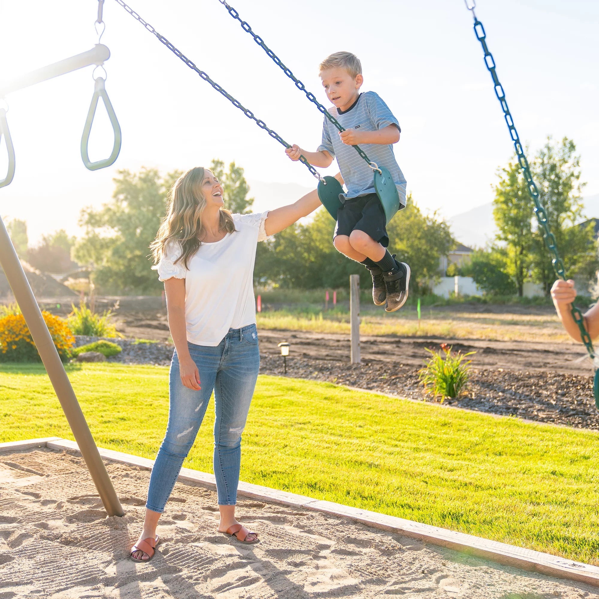 Lifetime Kinder-Metallschaukelset mit 2 Gurtschaukeln und Trapezstange – 9 Fuß (91137)